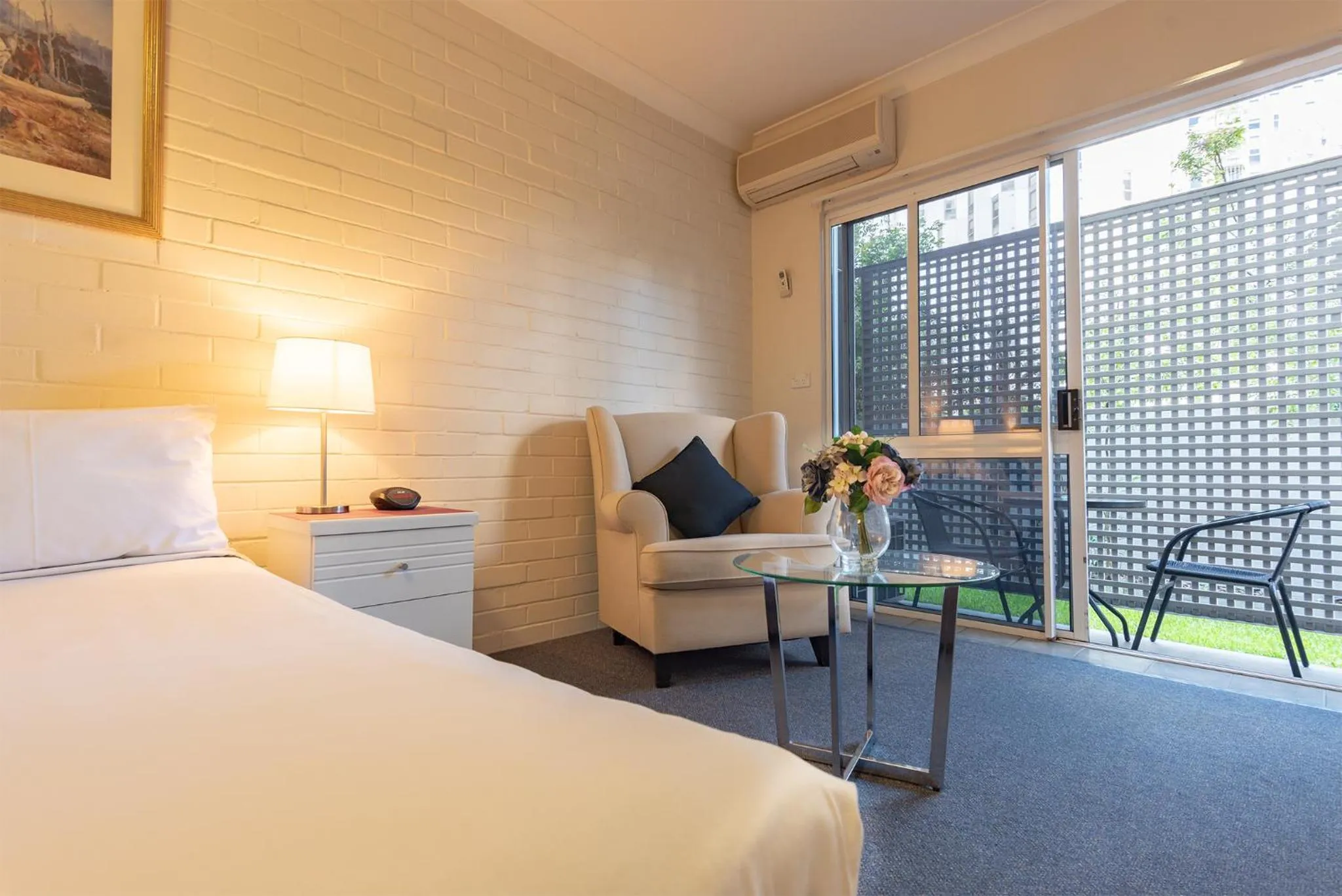 Balcony/Terrace, Bed in Benson Court Motel