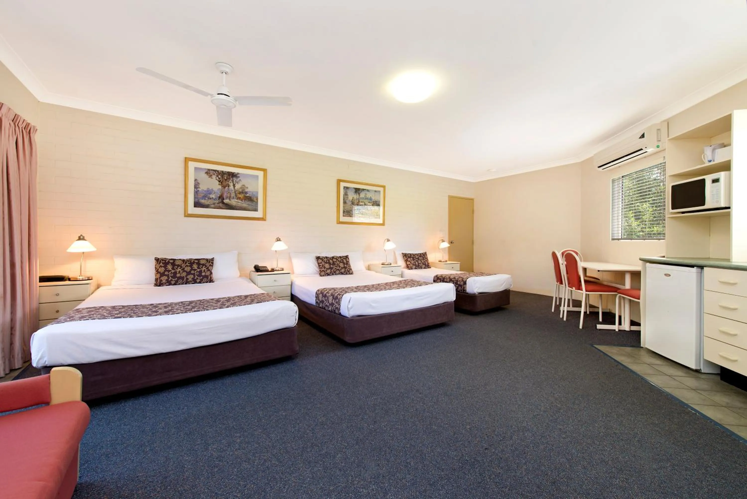 Photo of the whole room, Bed in Benson Court Motel