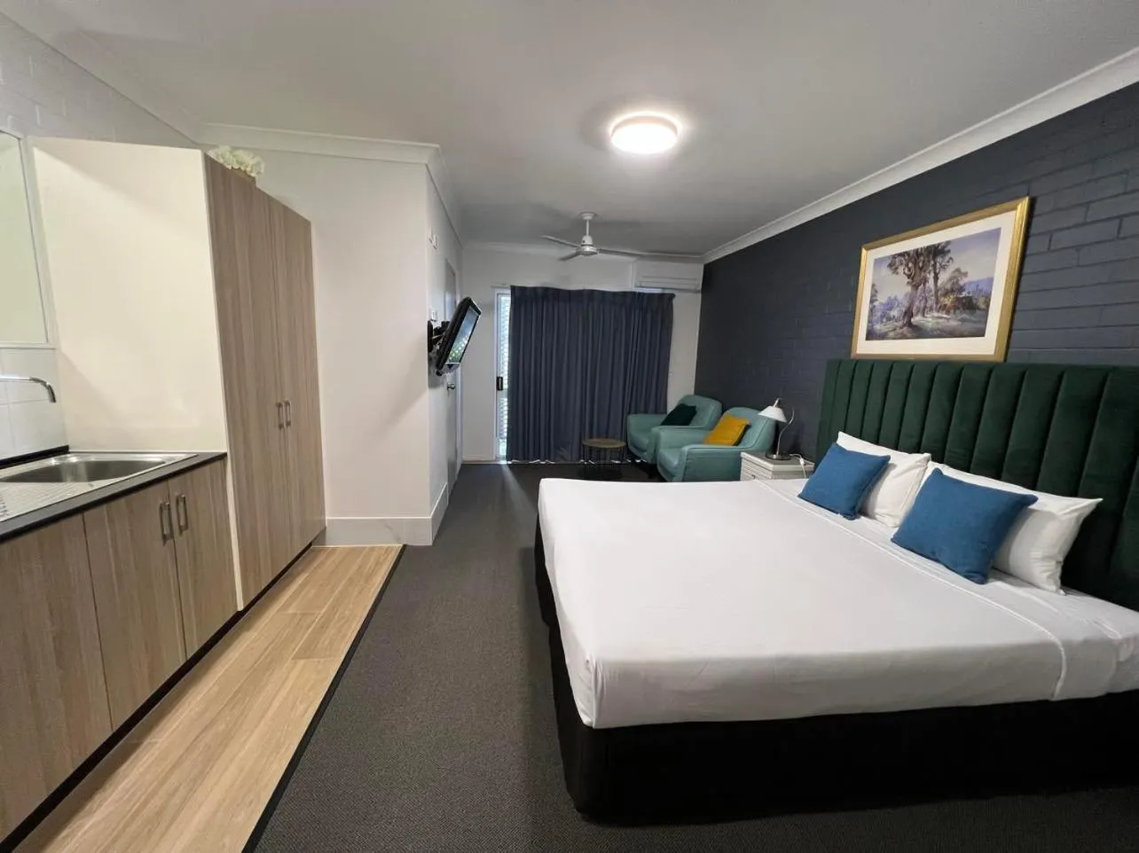 Photo of the whole room, Bed in Benson Court Motel