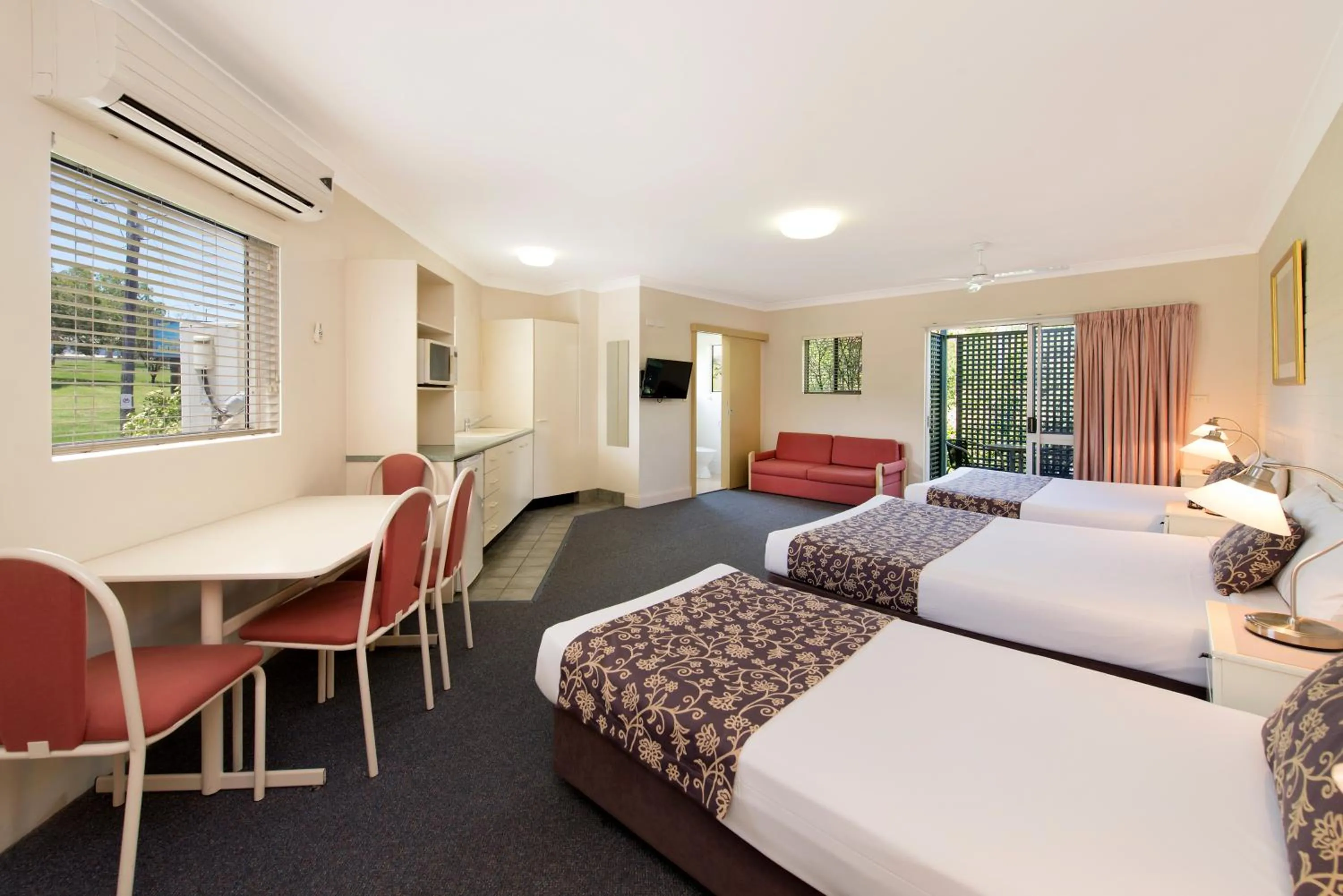 Photo of the whole room, Bed in Benson Court Motel