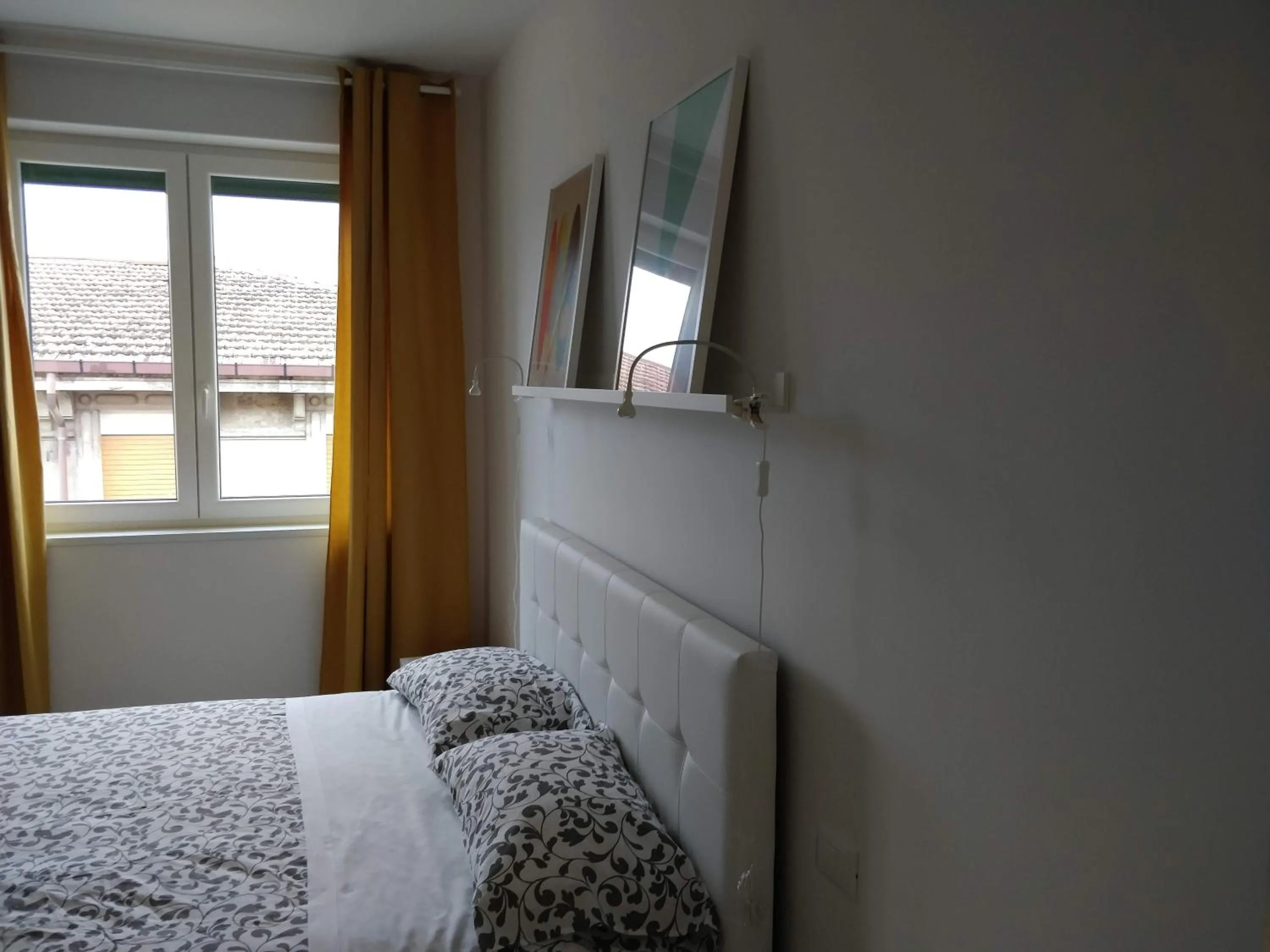 Photo of the whole room, Bed in Novantatrè