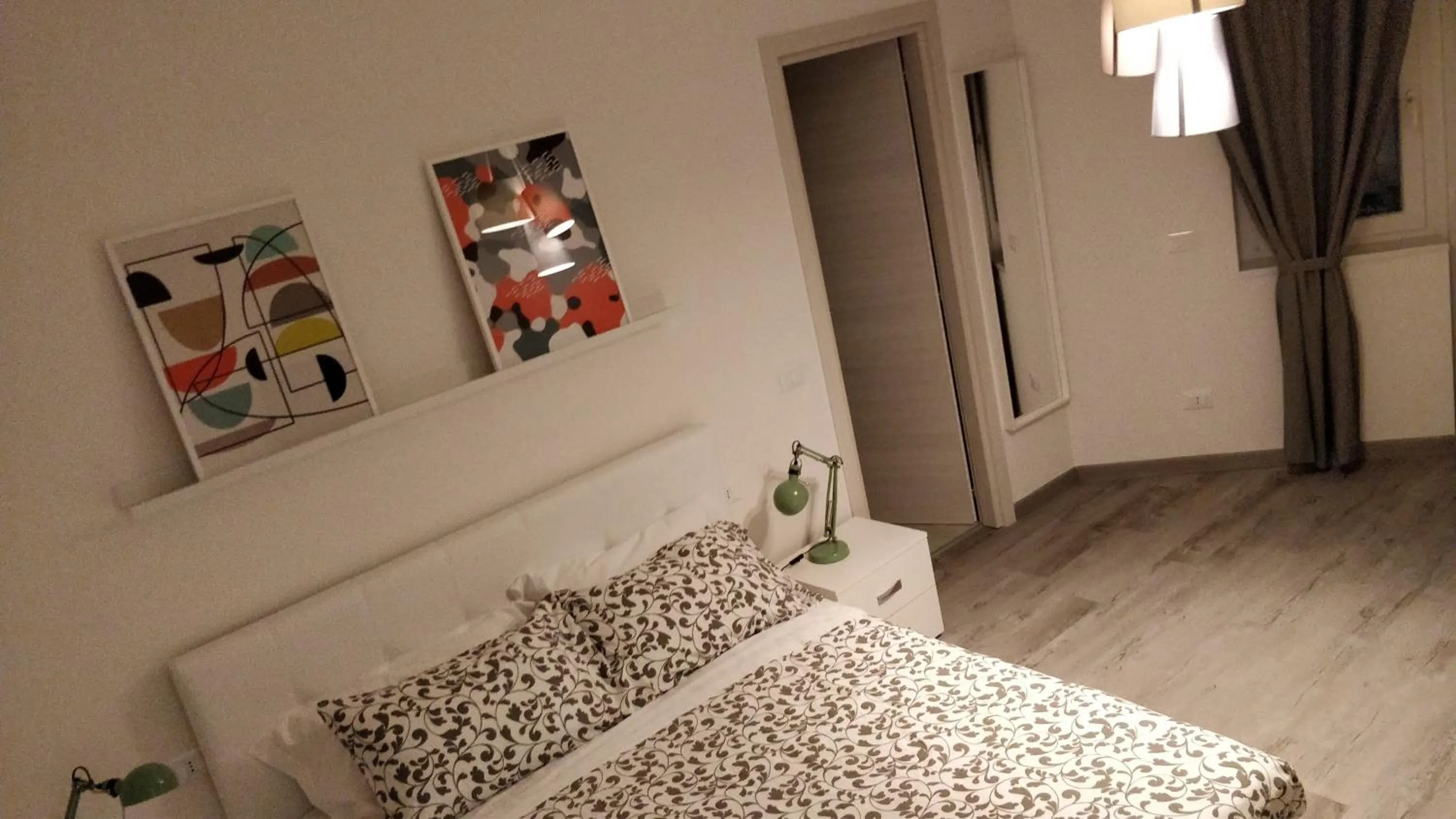 Photo of the whole room, Bed in Novantatrè