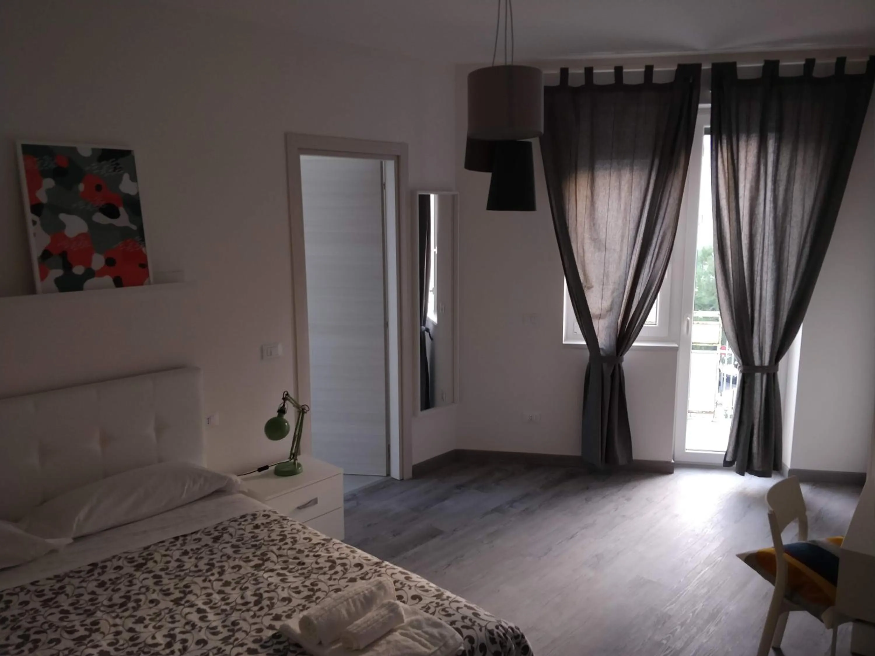 Photo of the whole room, Bed in Novantatrè