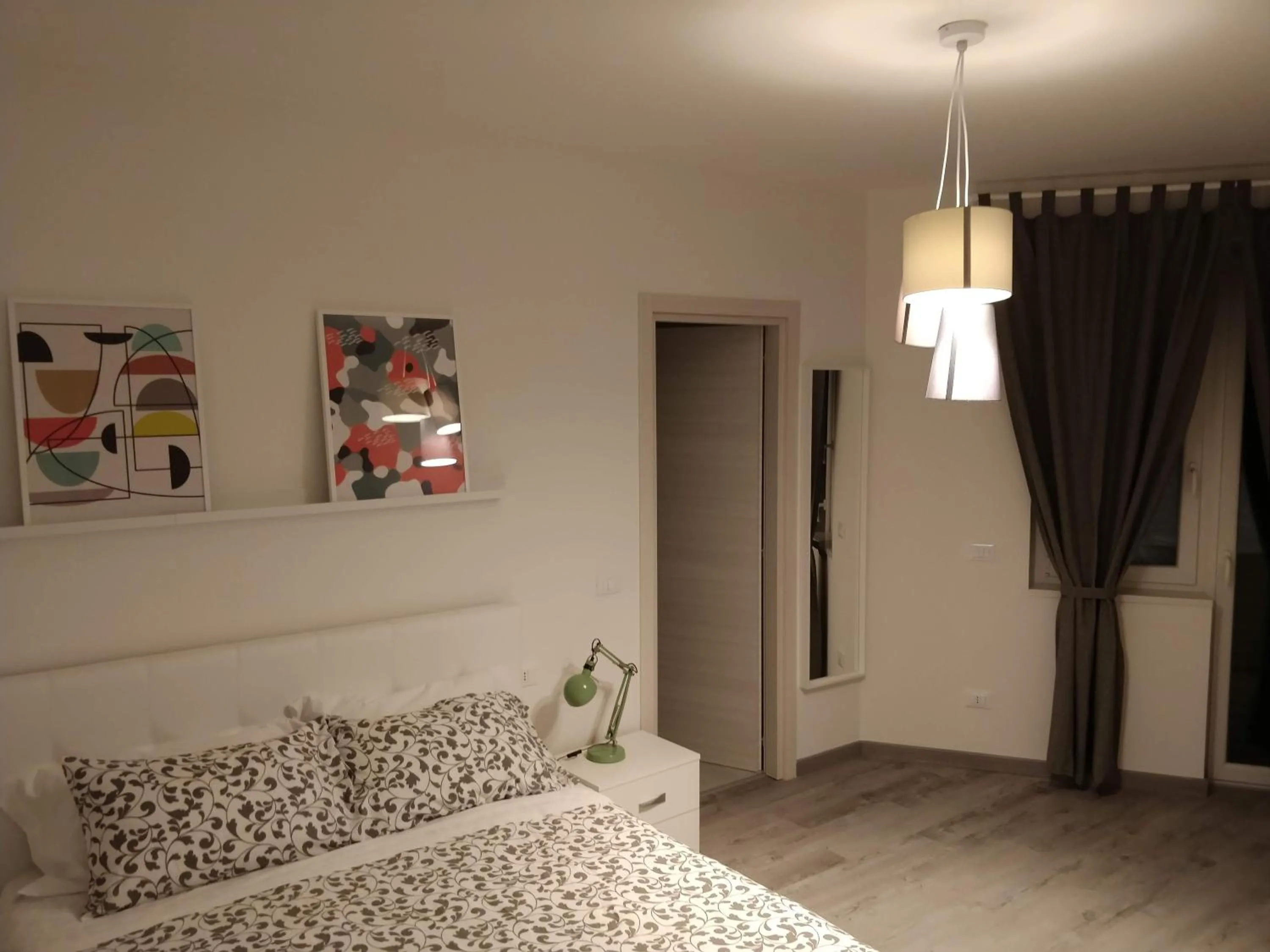 Photo of the whole room, Bed in Novantatrè