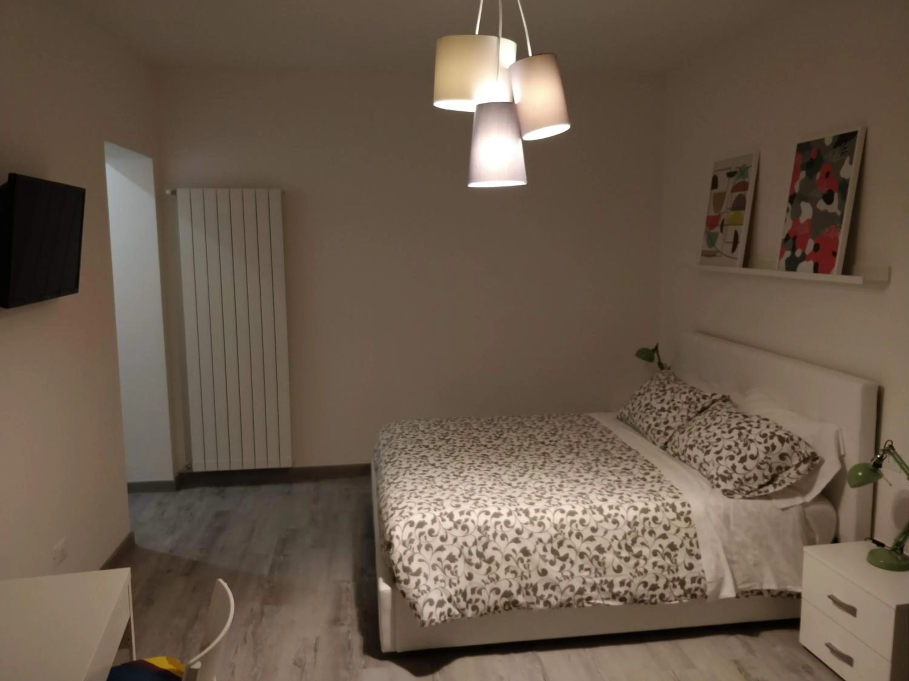 Photo of the whole room, Bed in Novantatrè