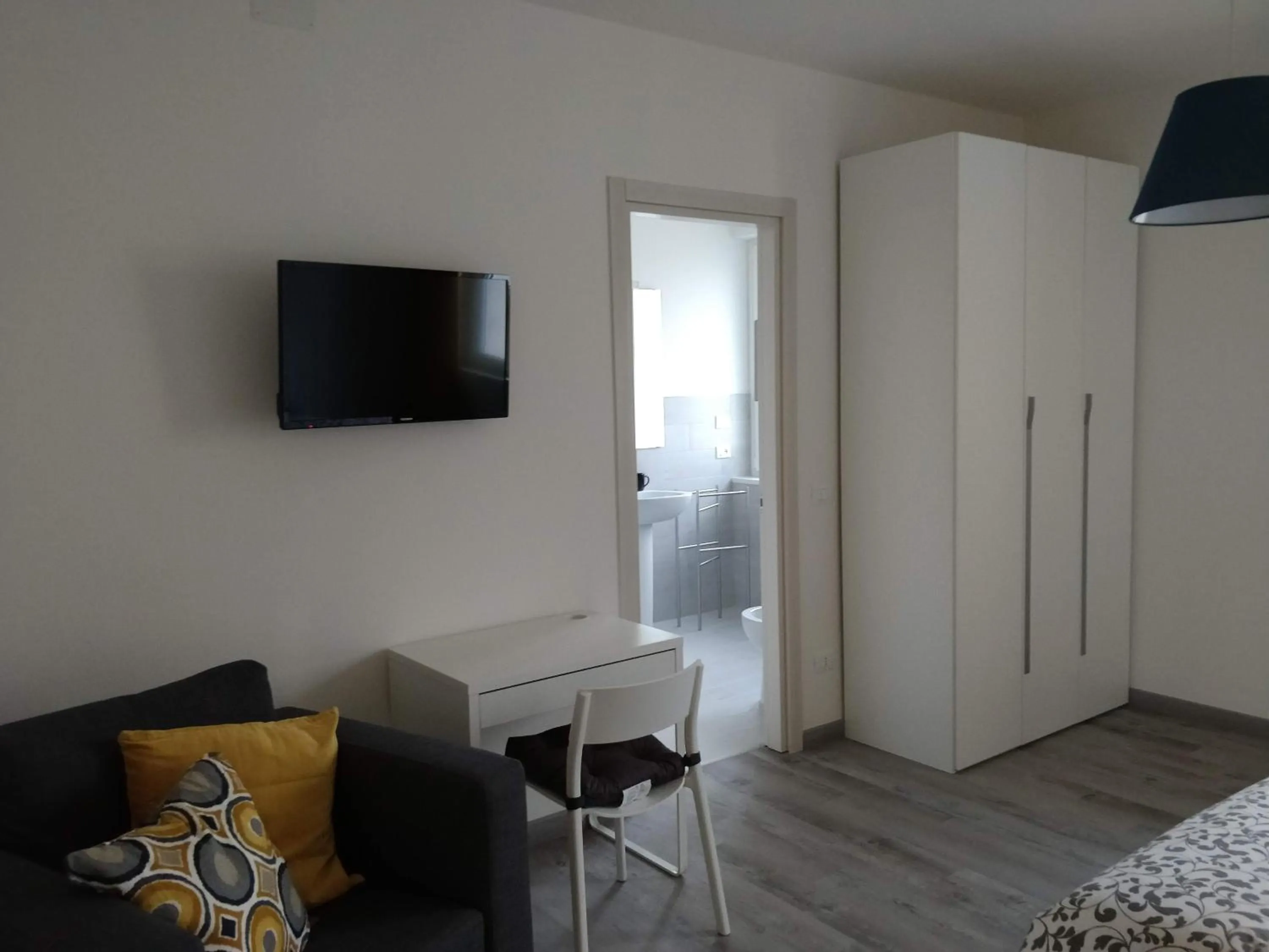 Photo of the whole room, Bed in Novantatrè