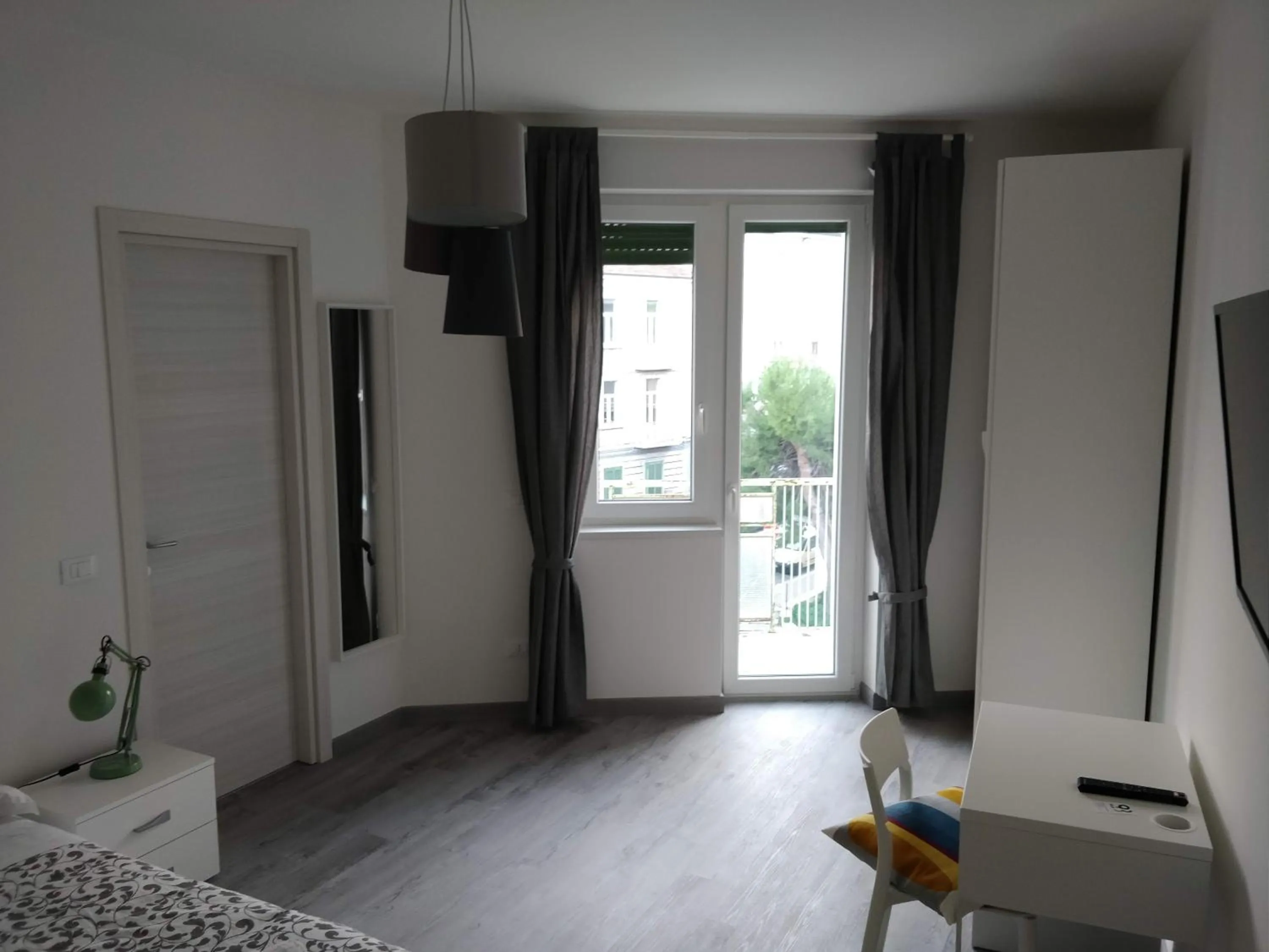 Photo of the whole room, Bed in Novantatrè