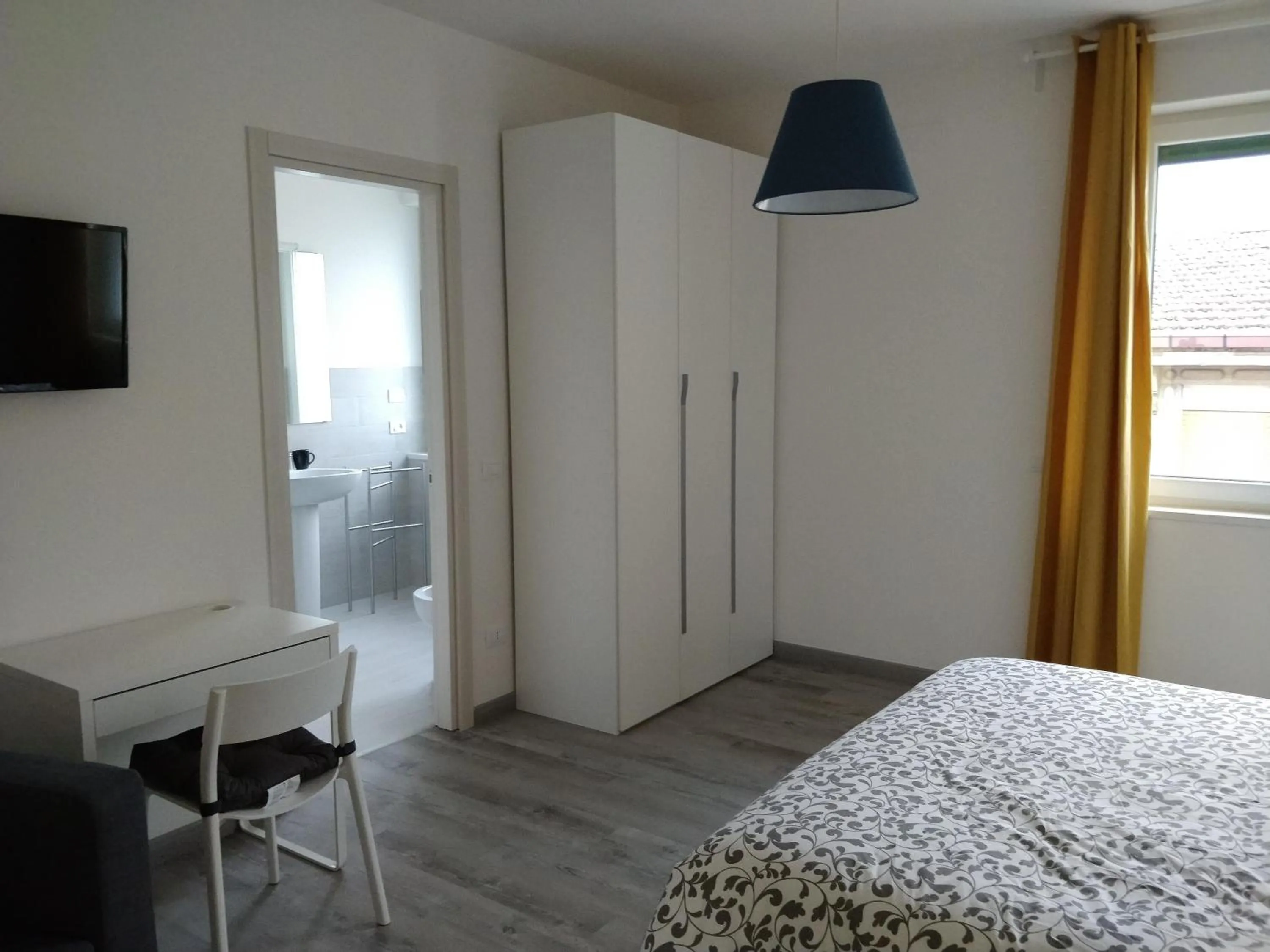 Photo of the whole room, Bed in Novantatrè