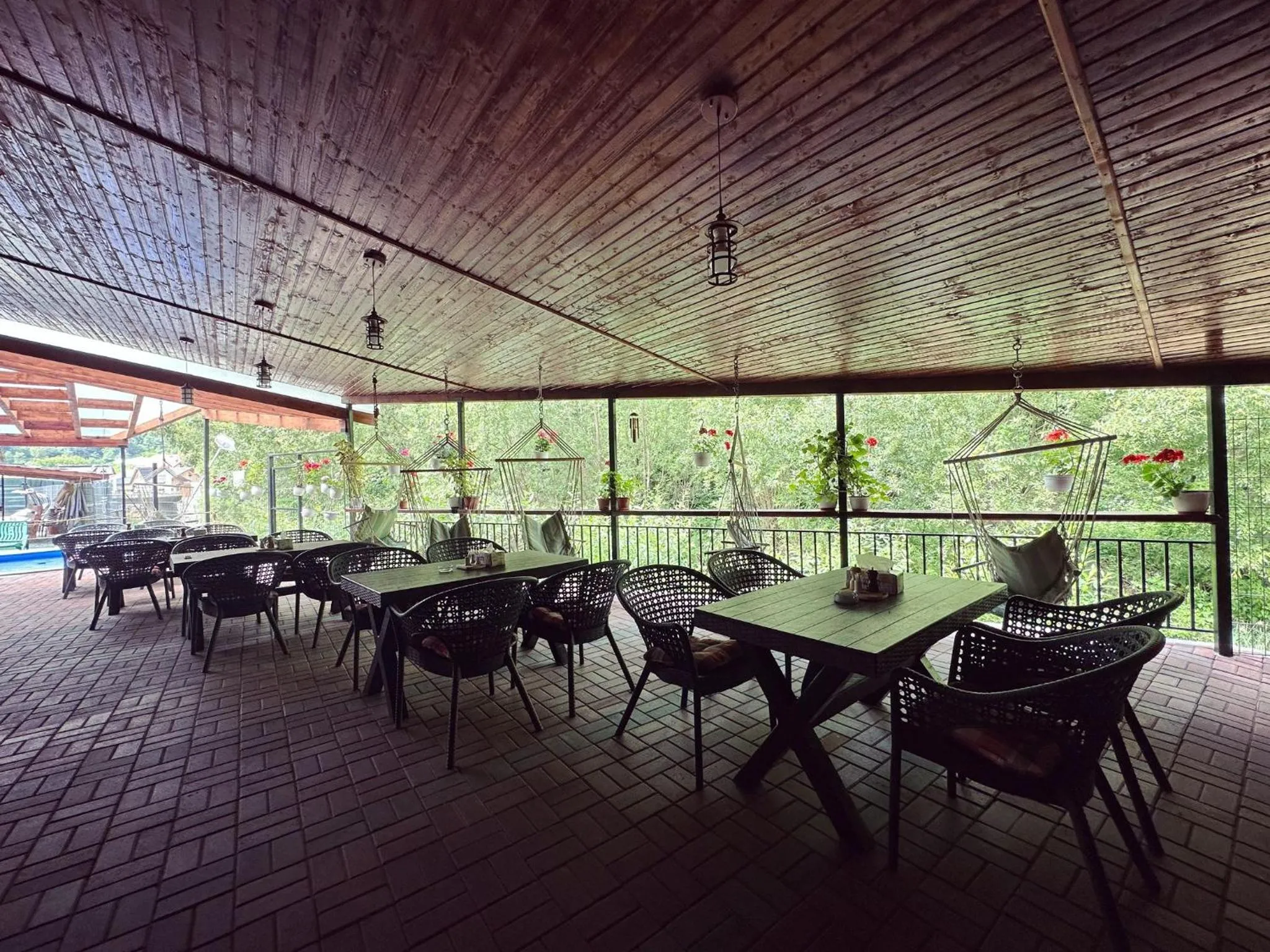 Restaurant/places to eat in Maison Platanus