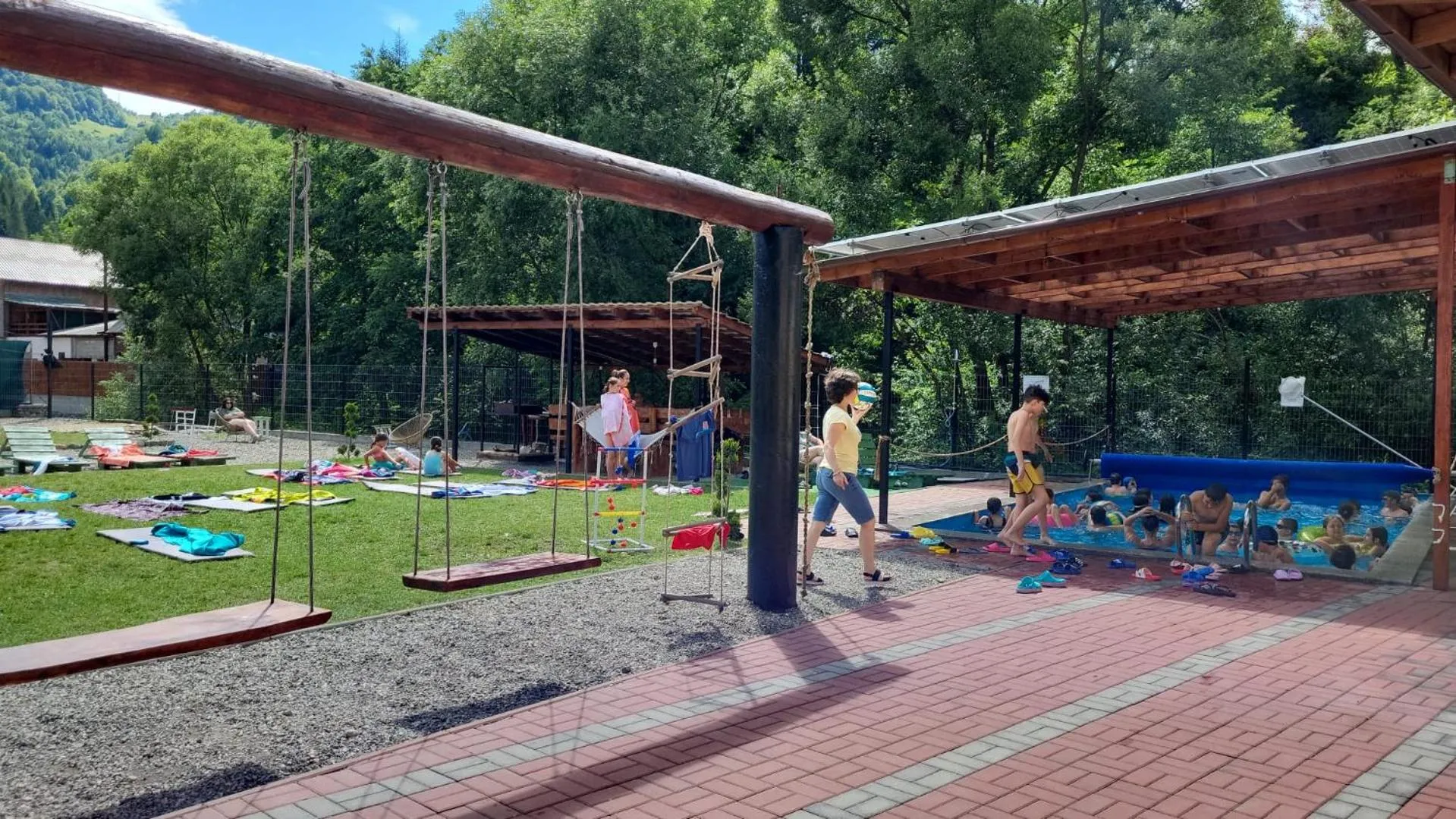 Swimming pool in Maison Platanus