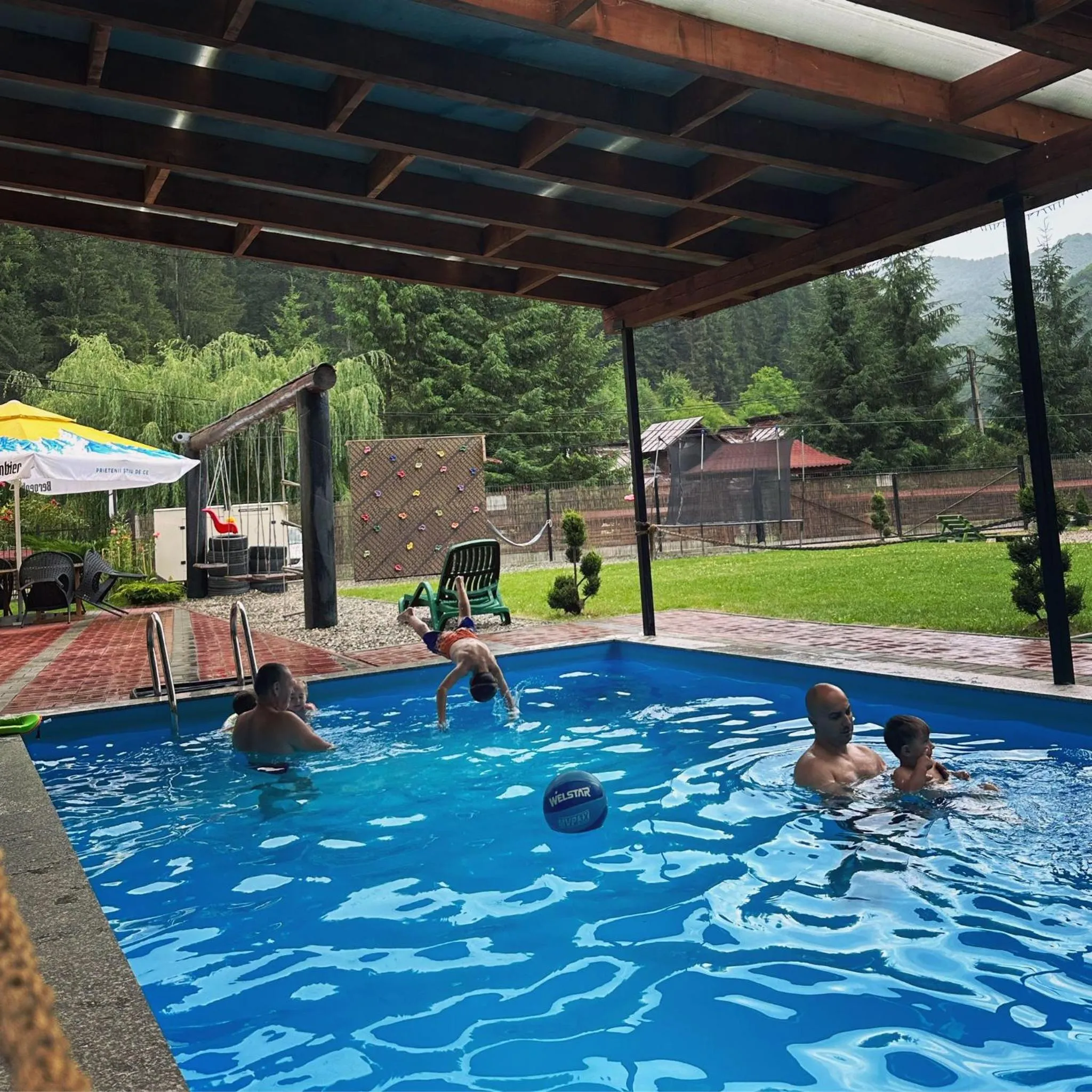 Swimming pool in Maison Platanus
