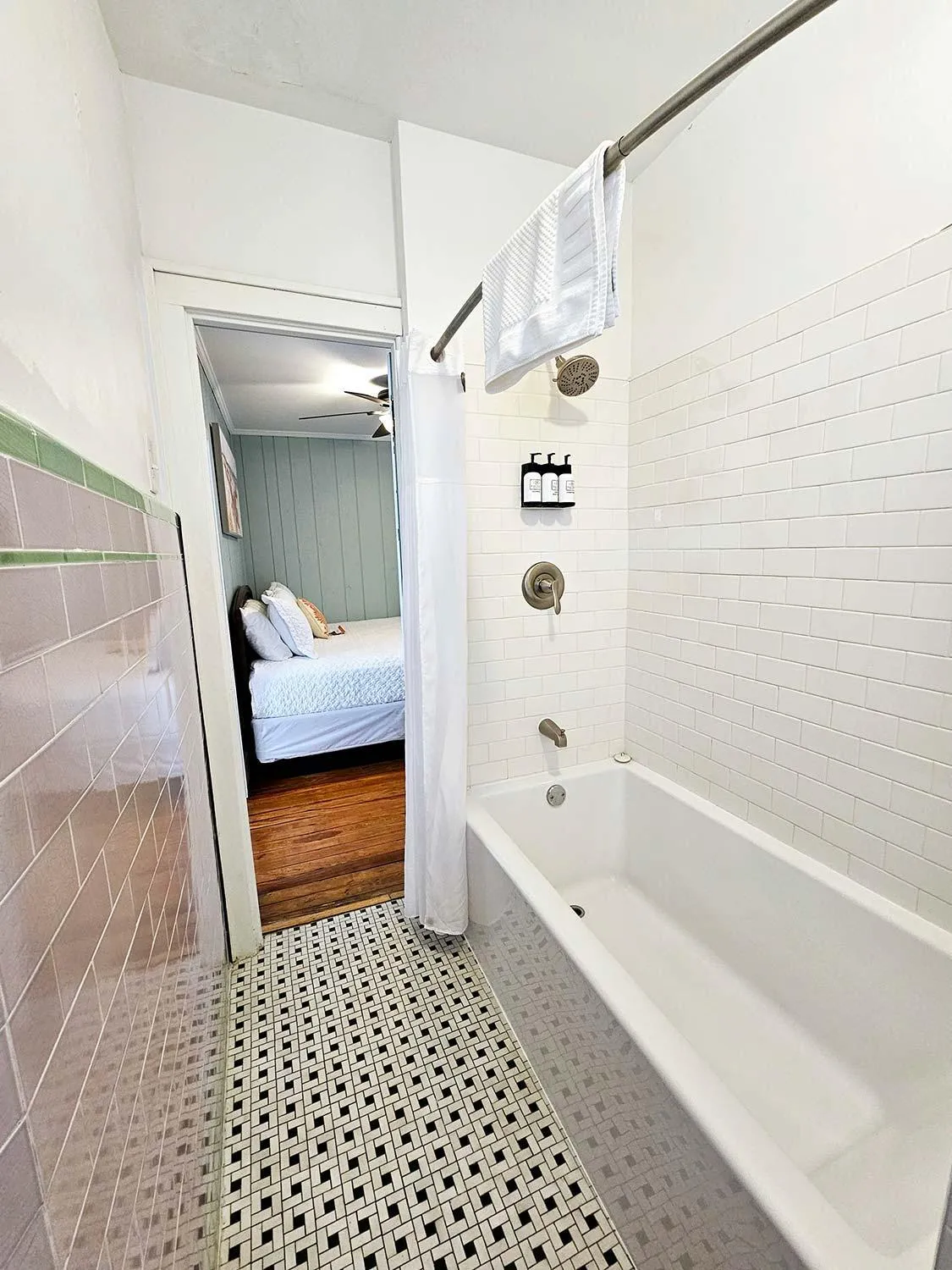 Shower, Bed in Historic Hotel Nichols