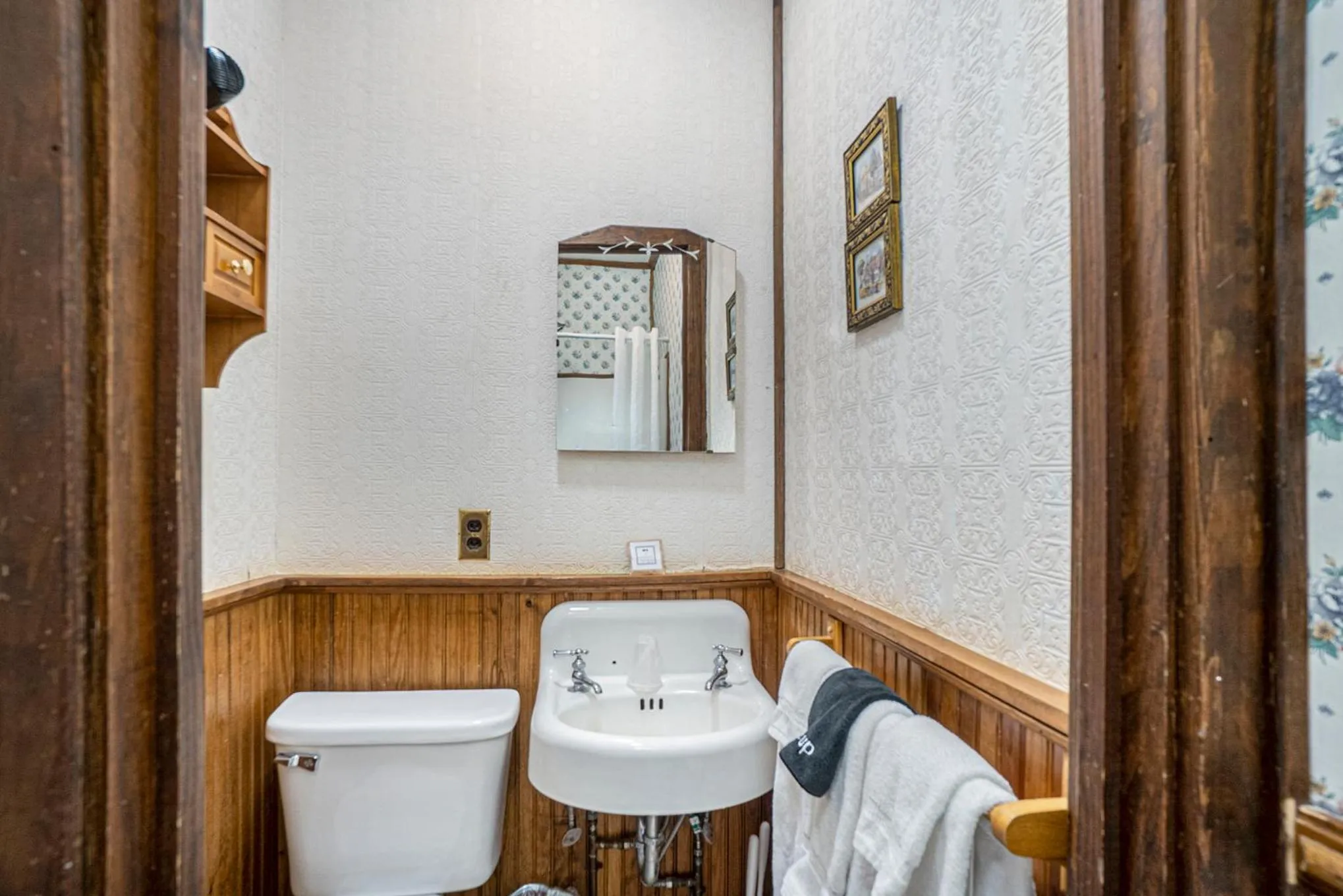 Toilet in Historic Hotel Nichols