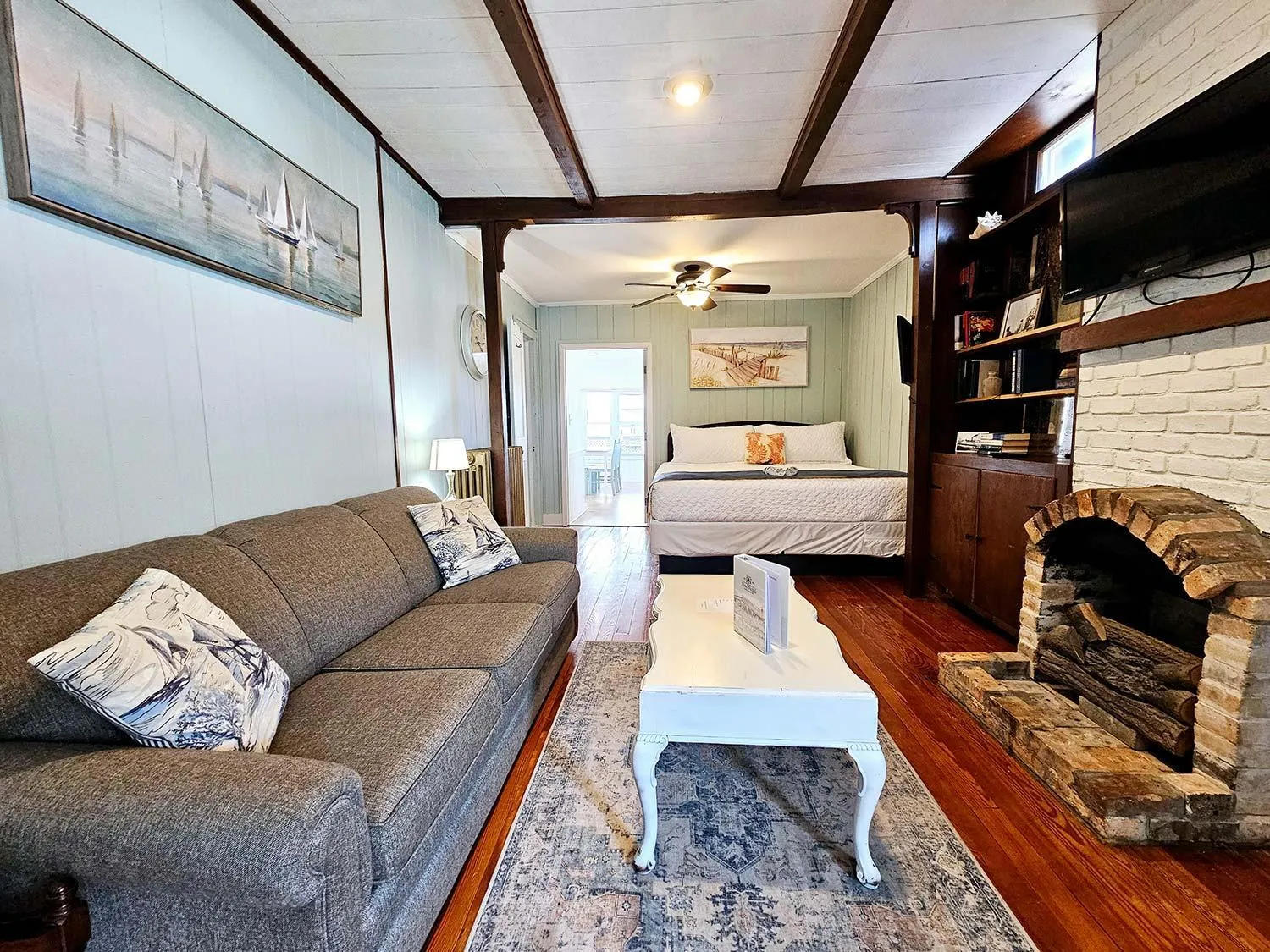 TV and multimedia in Historic Hotel Nichols