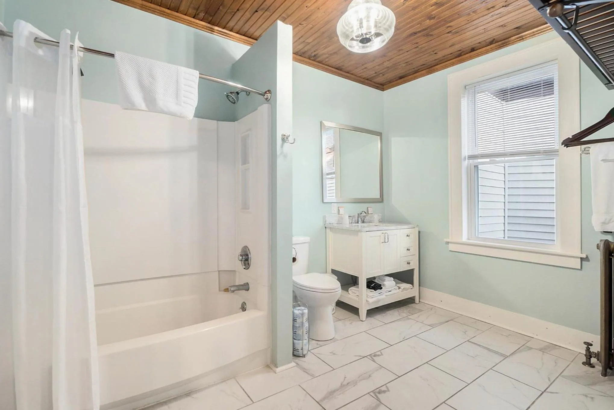 Shower in Historic Hotel Nichols