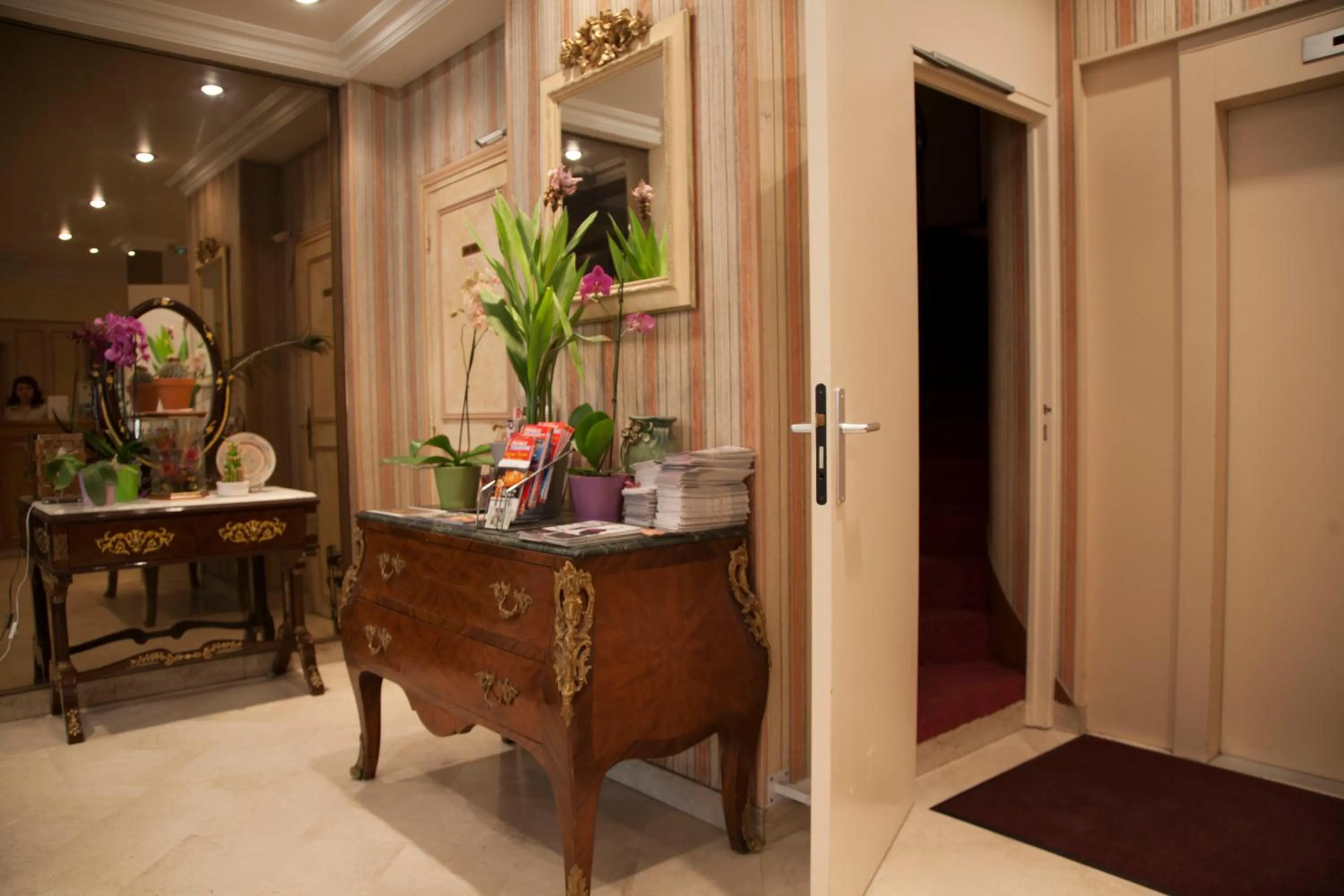 Lobby or reception in Hôtel des Pyrénées - Entre Bastille et Nation