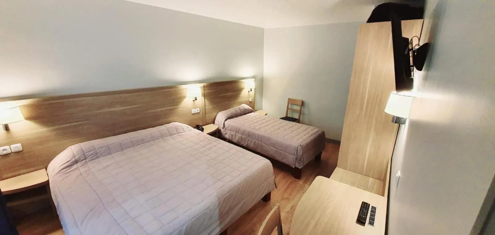 Bed in Hôtel des Pyrénées - Entre Bastille et Nation