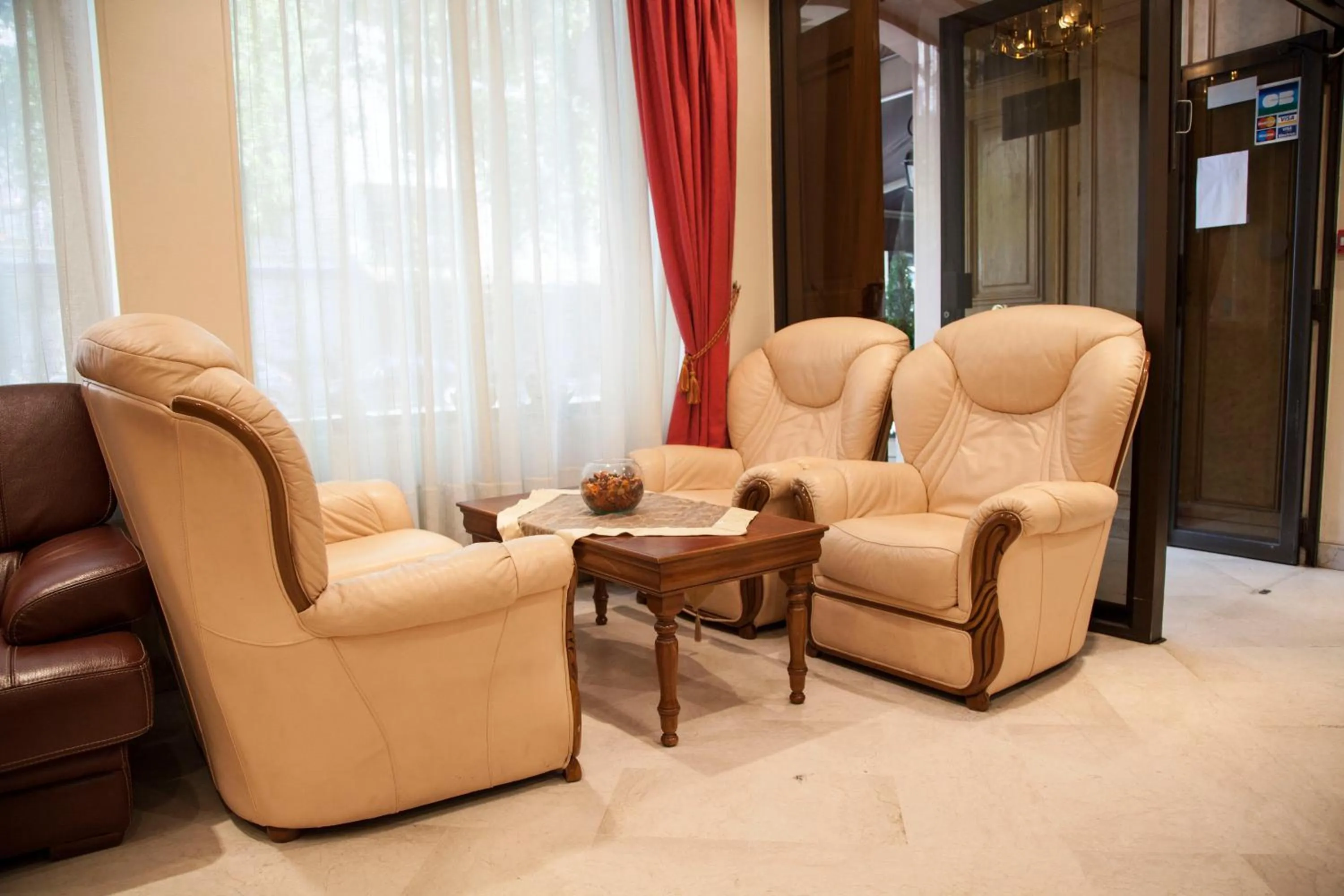 Lobby or reception in Hôtel des Pyrénées - Entre Bastille et Nation