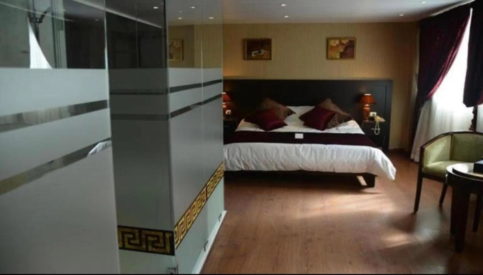 Bedroom, Bed in Caesar's Park Hotel