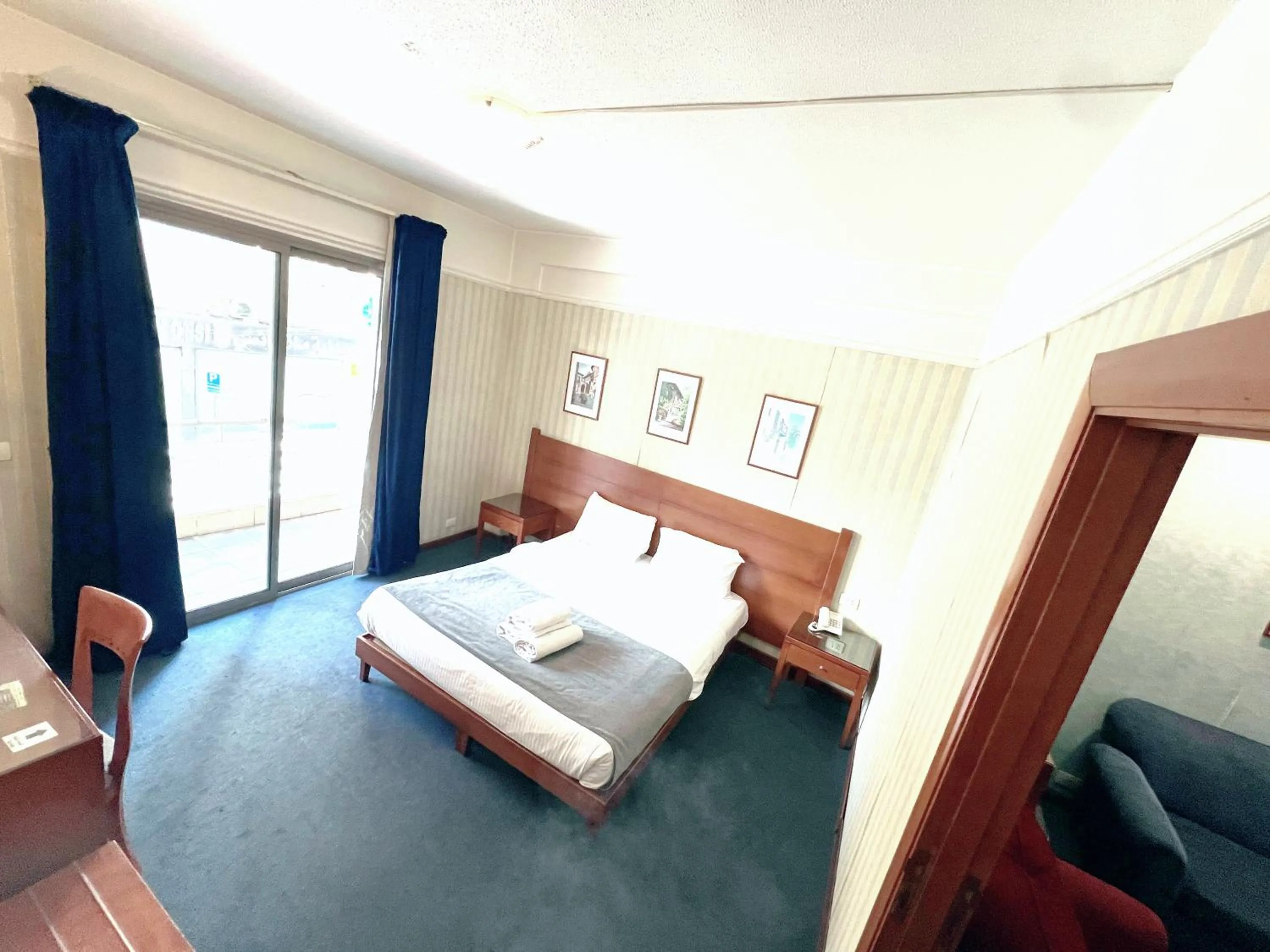 Bedroom, Bed in Caesar's Park Hotel