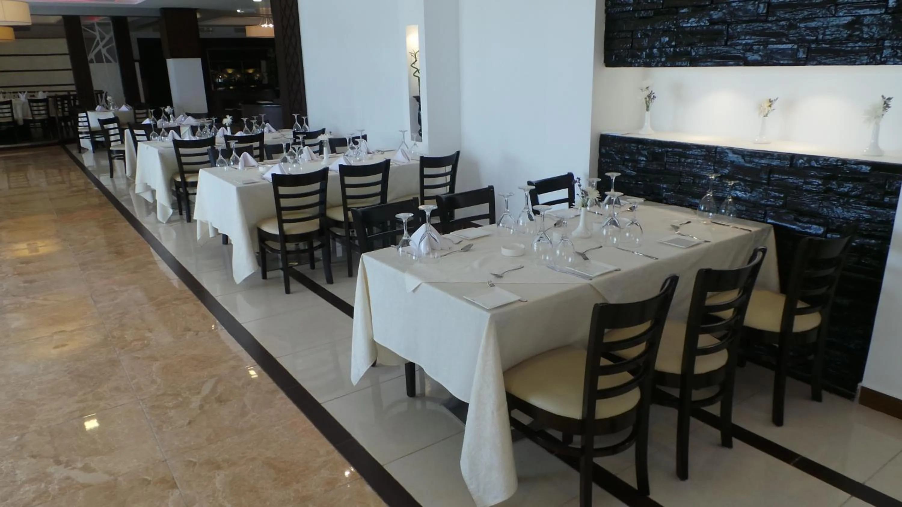 Restaurant/places to eat in Amman Airport Hotel