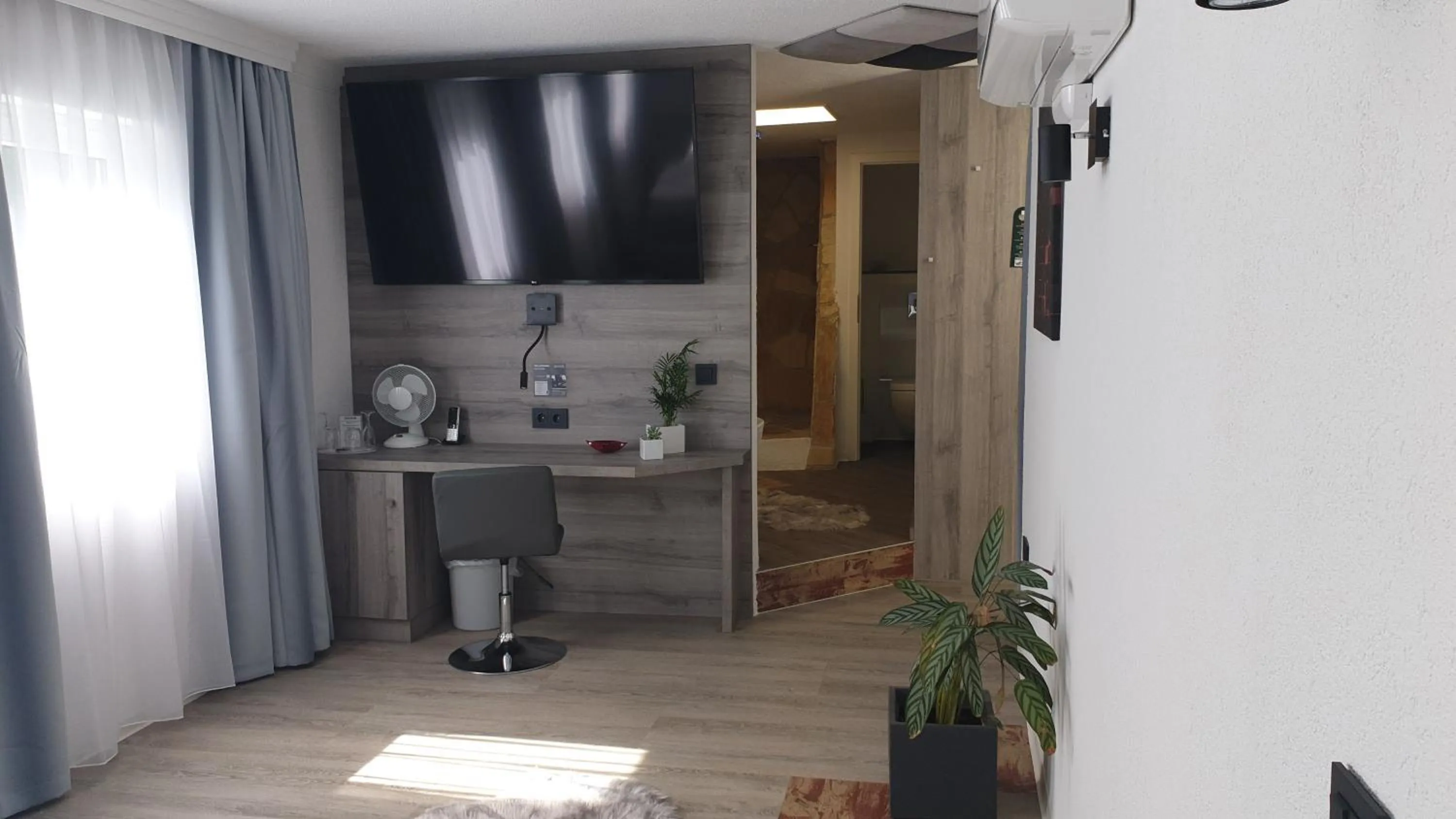 TV and multimedia in Hotel Wippertal - voll klimatisiert