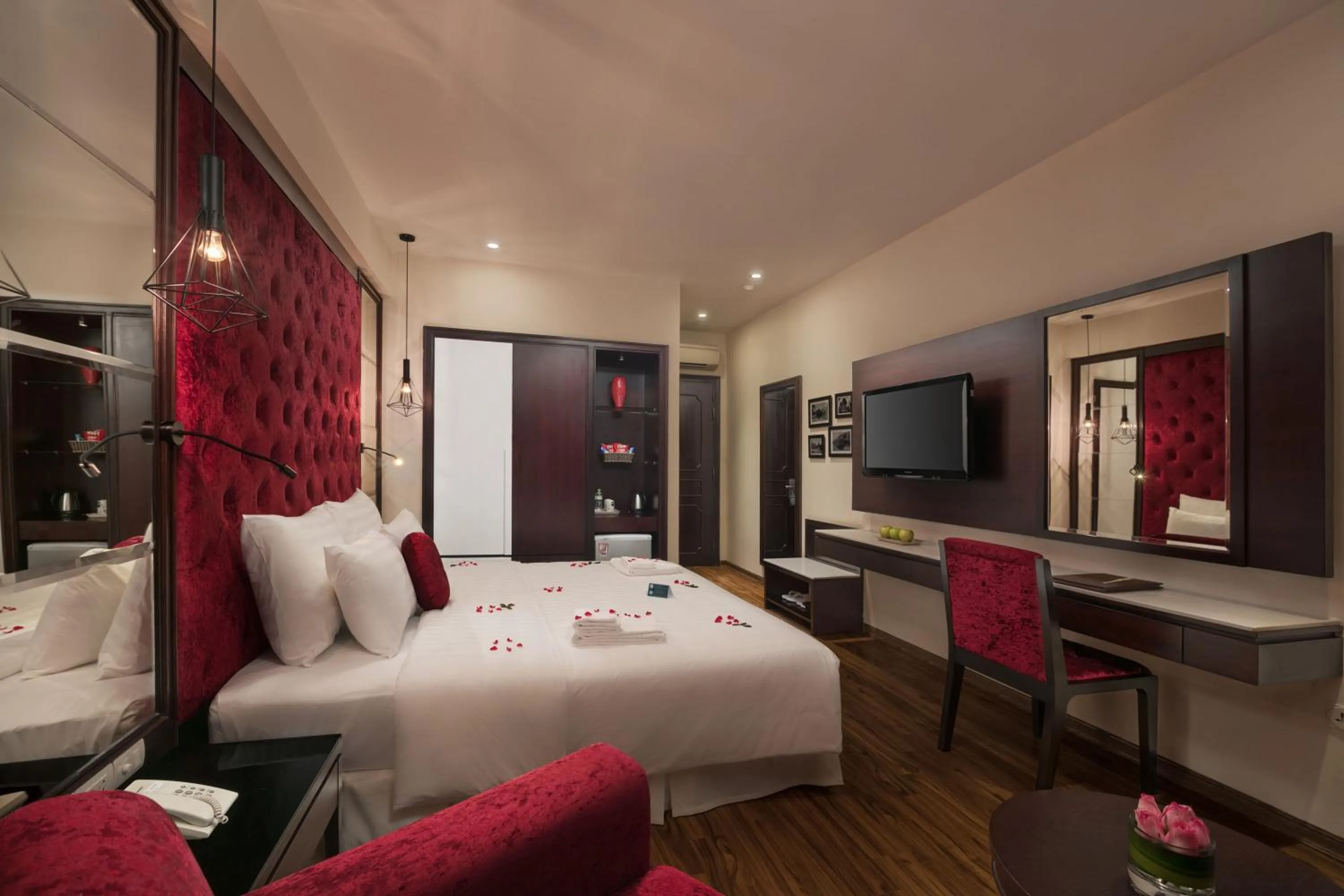 TV and multimedia, Bed in Serene Boutique Hotel & Spa
