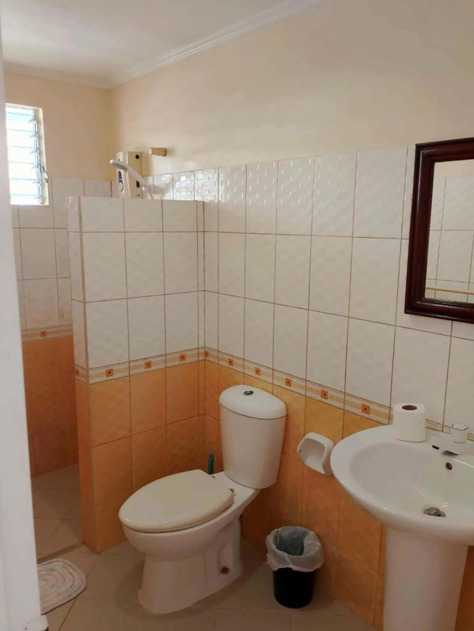 Toilet in Villa Del Pueblo Inn