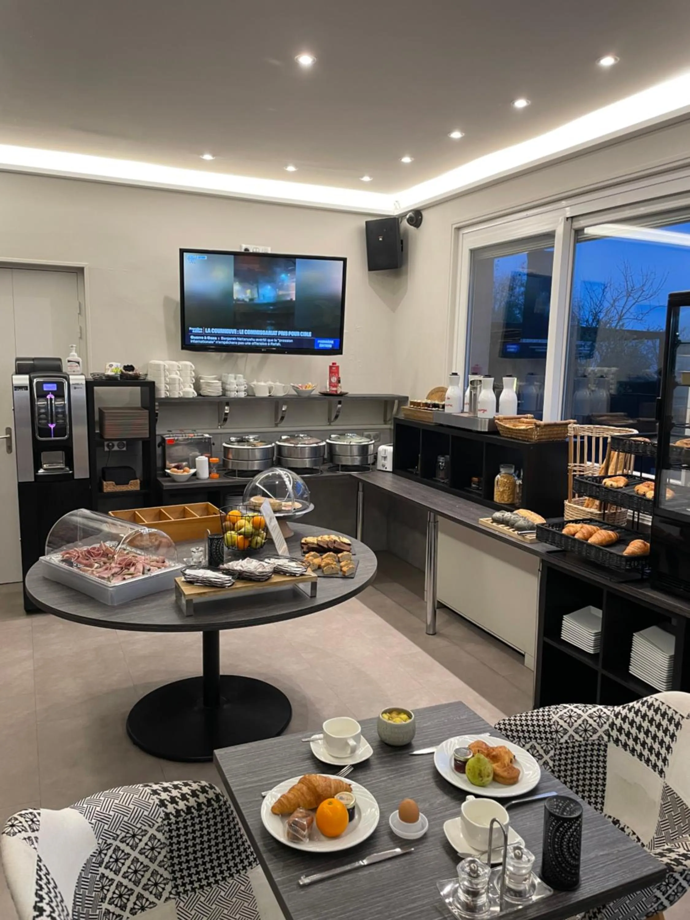 Breakfast in Logis Hôtel Centrotel et Spa Bulles d'Allier
