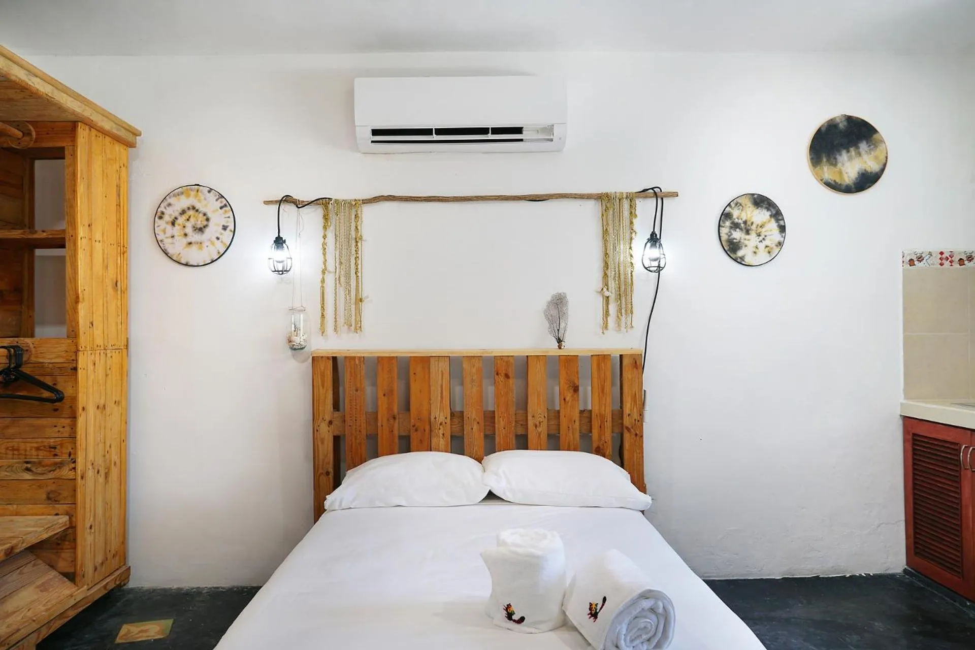 Communal lounge/ TV room, Bed in Red Panda Hostal