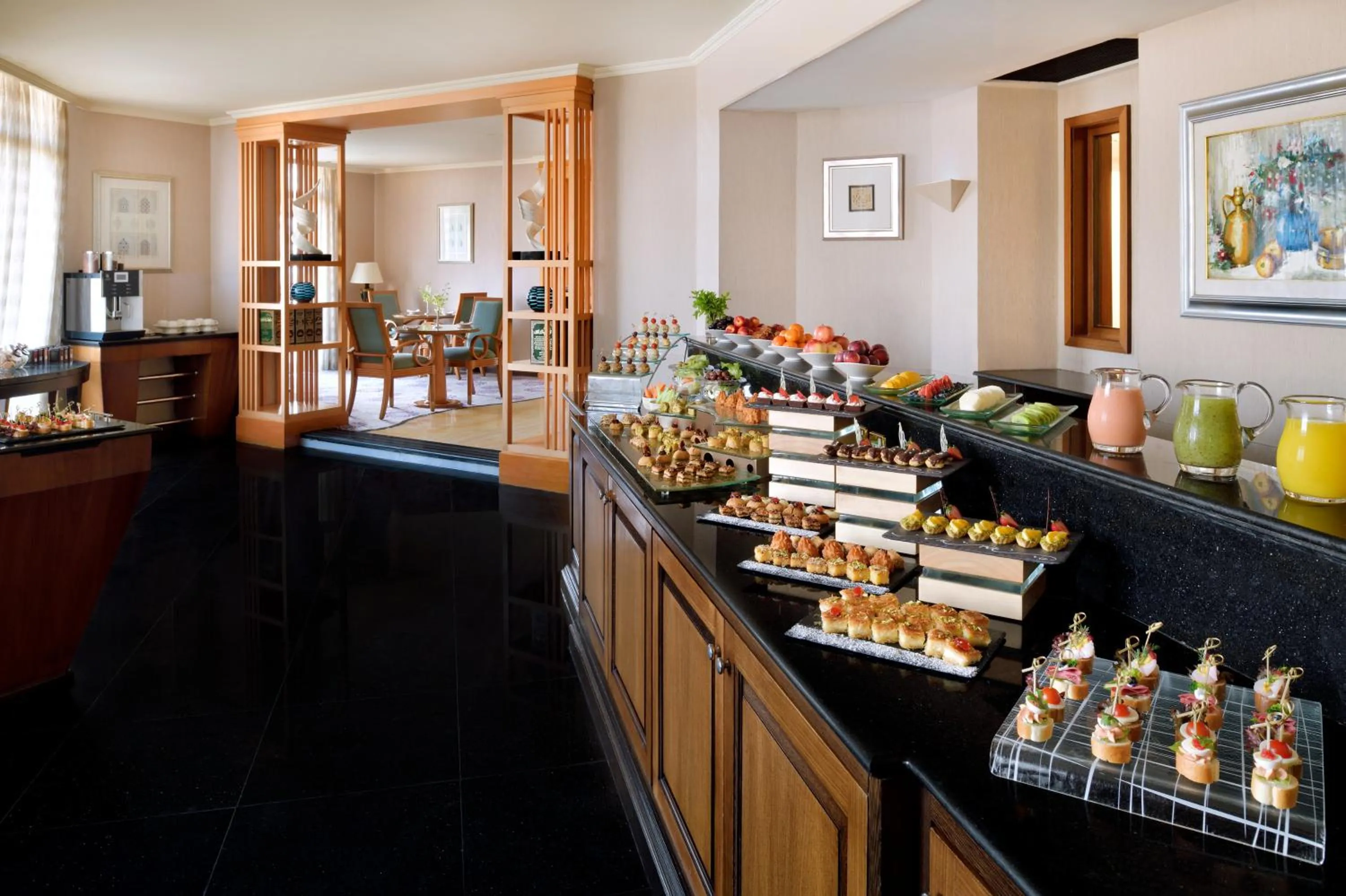 Lounge or bar in InterContinental Jeddah by IHG