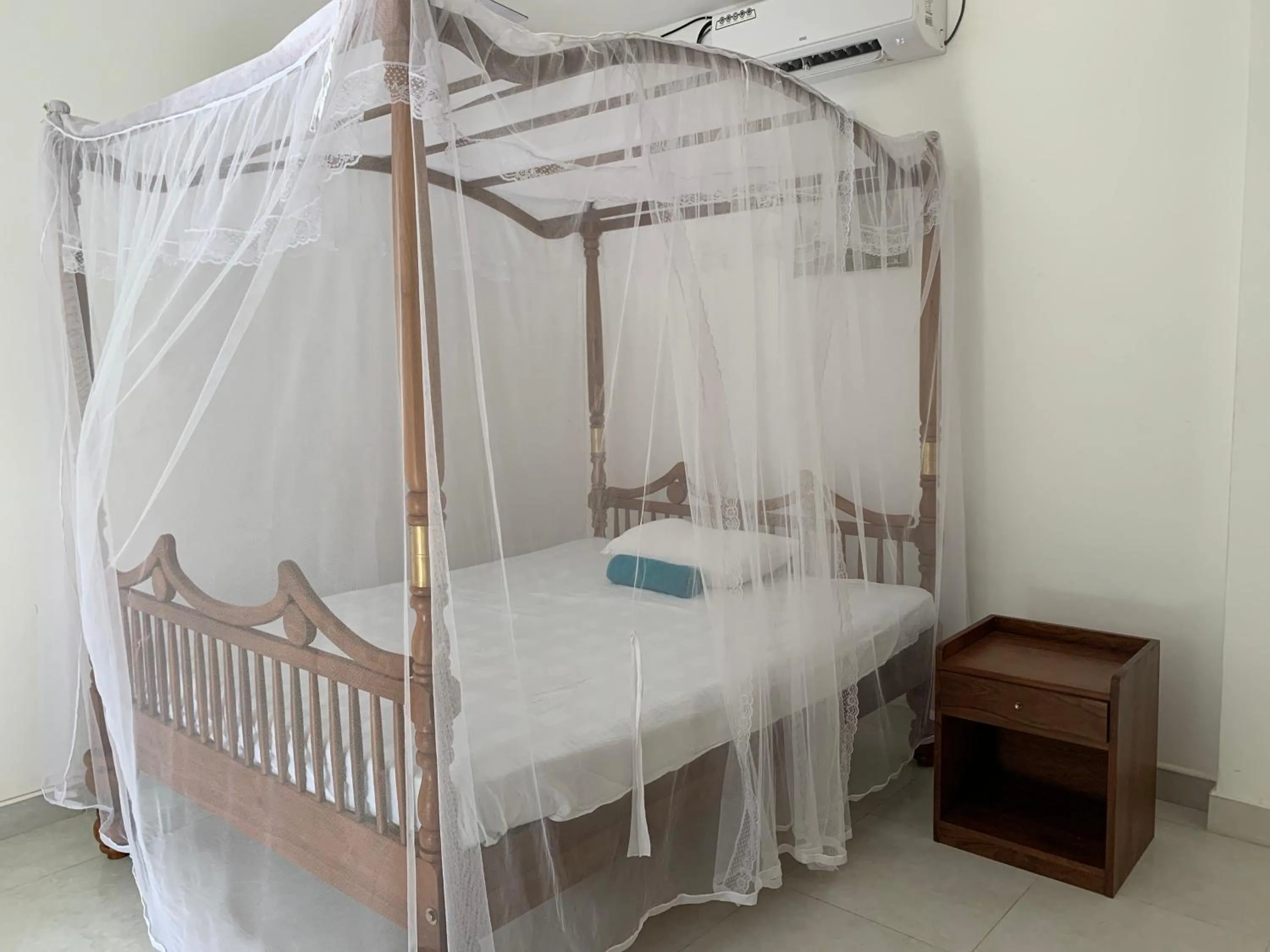 Bed in The Retreat Hotel