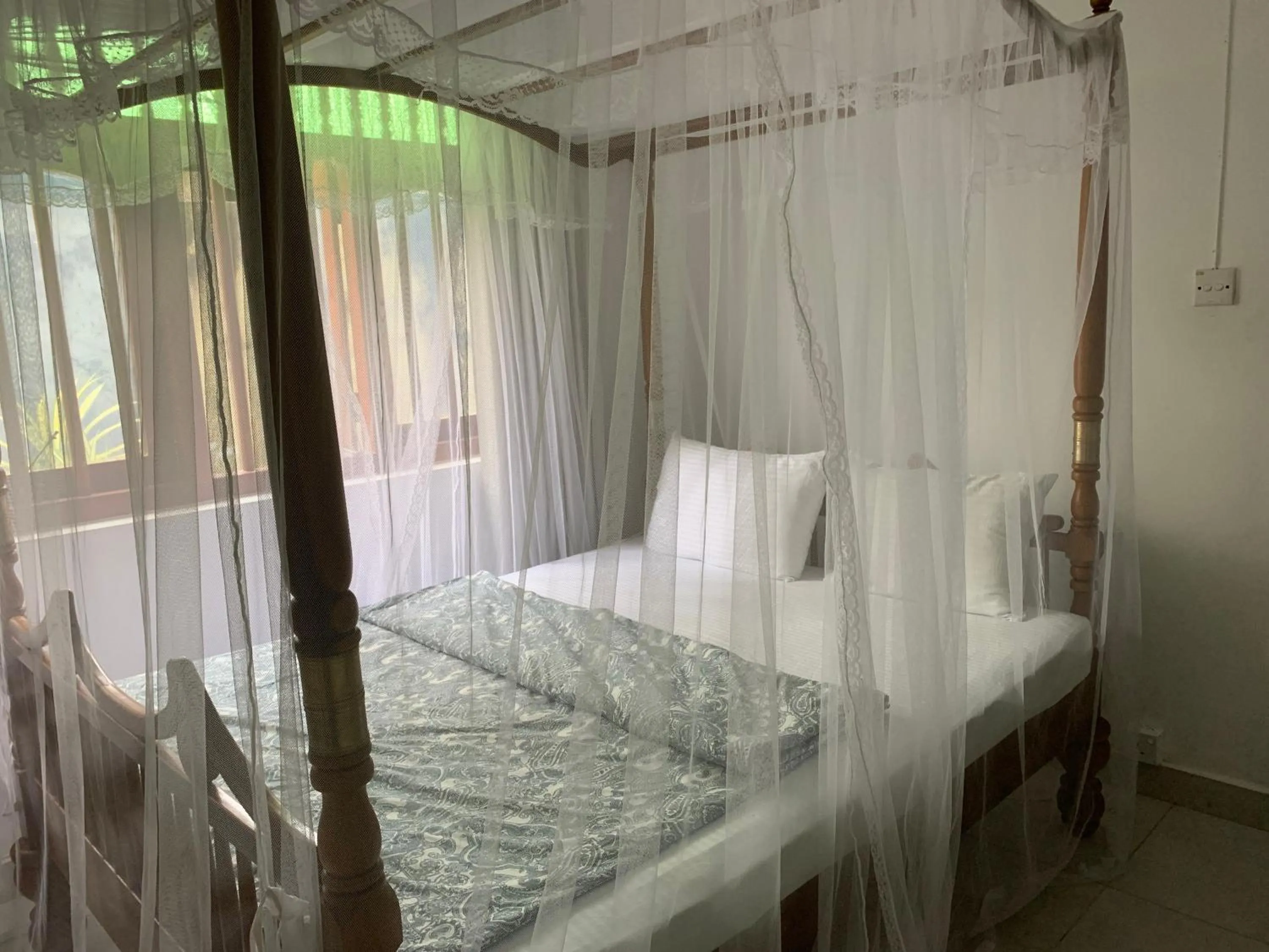 Bed in The Retreat Hotel