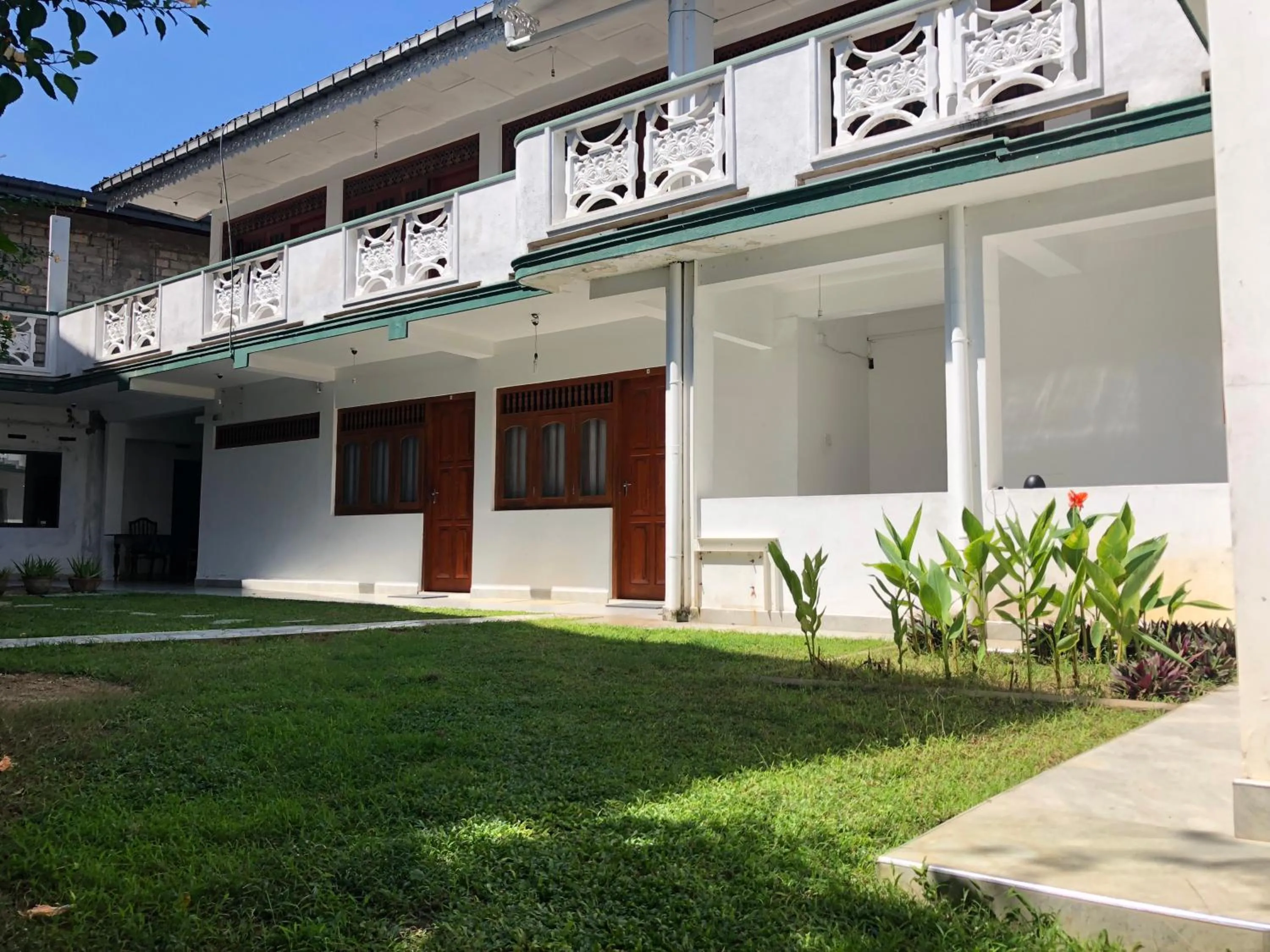 Facade/entrance in The Retreat Hotel