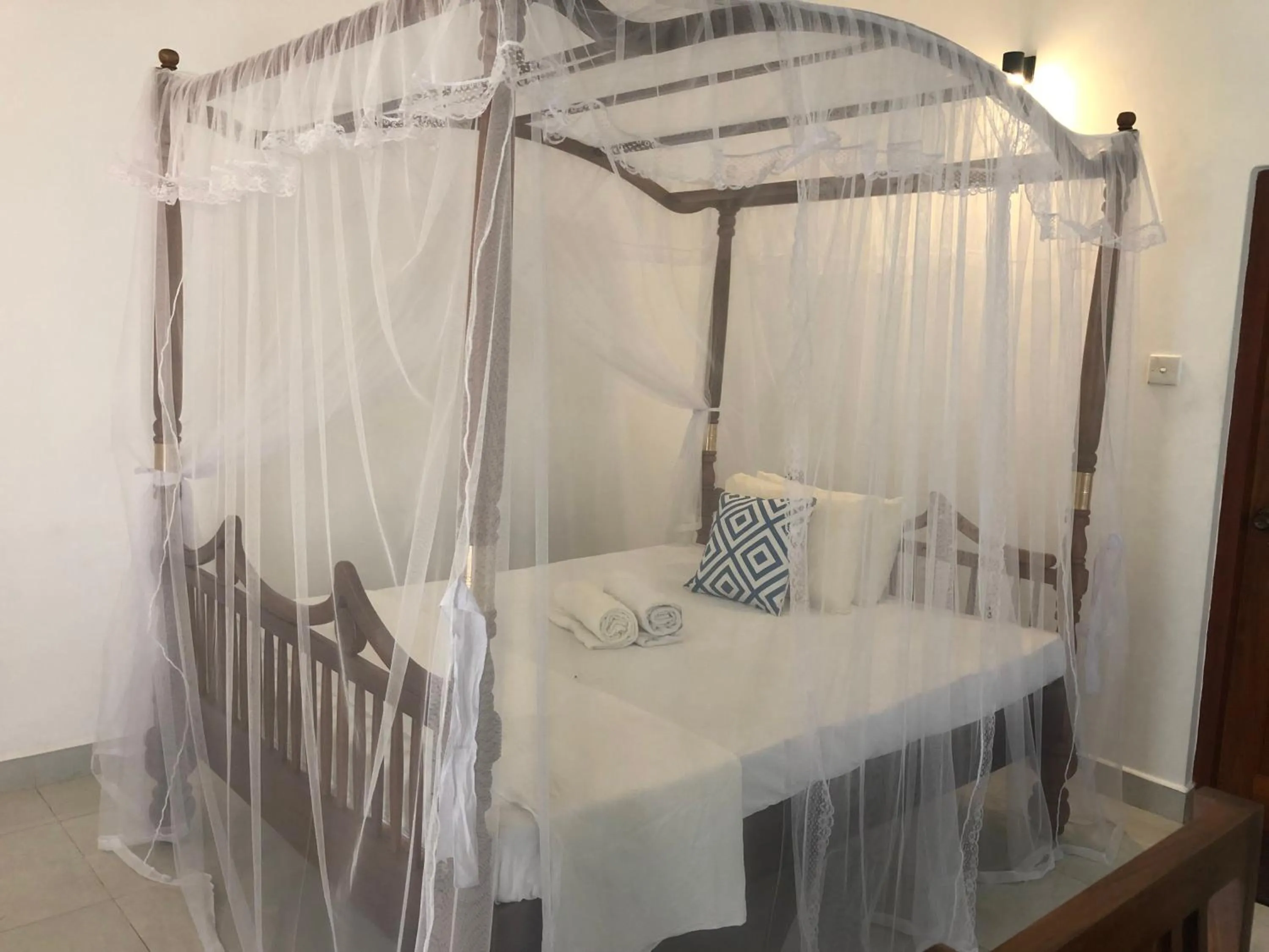 Bed in The Retreat Hotel