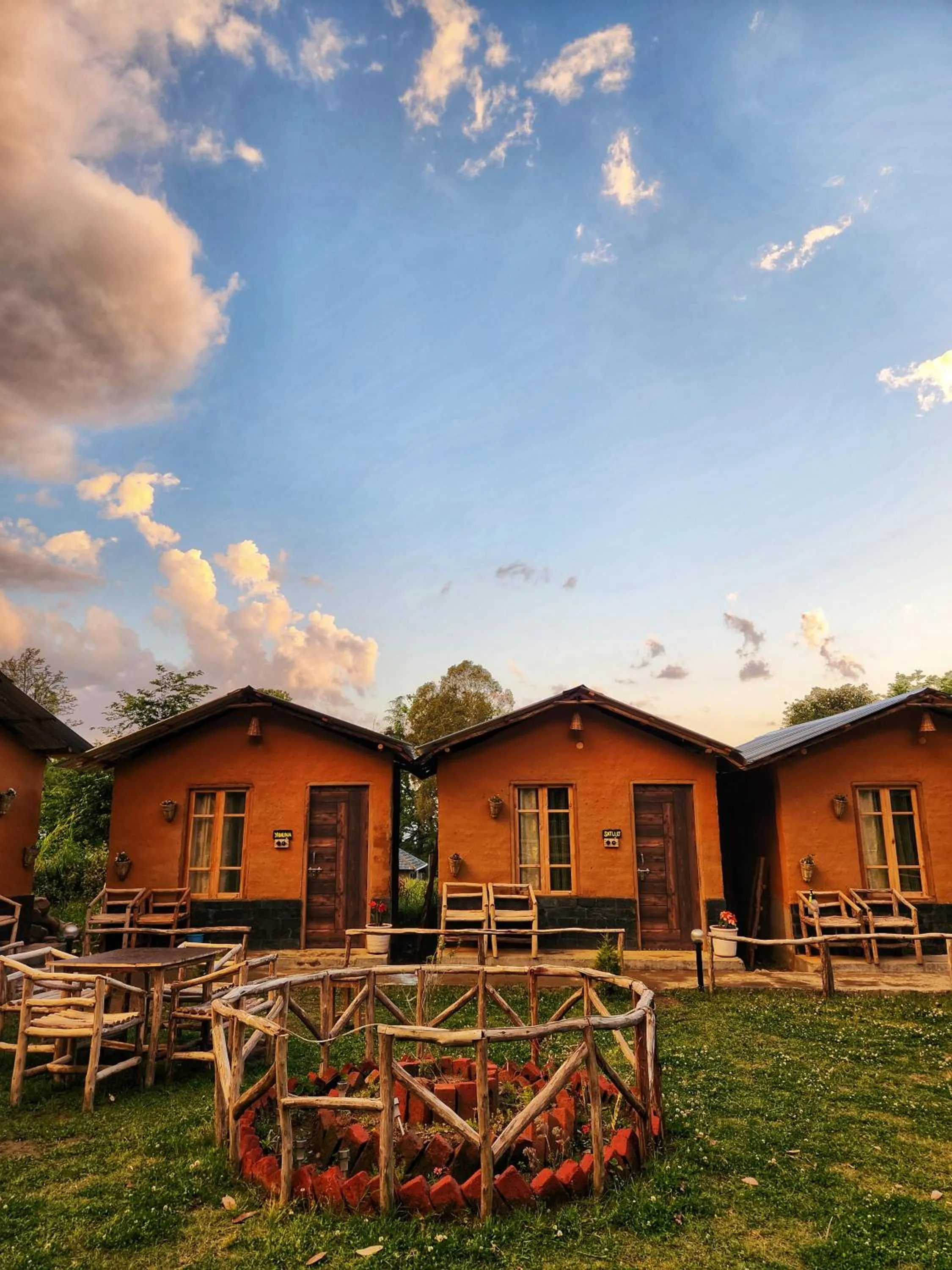 Monkey Mud House and Camps, Bir