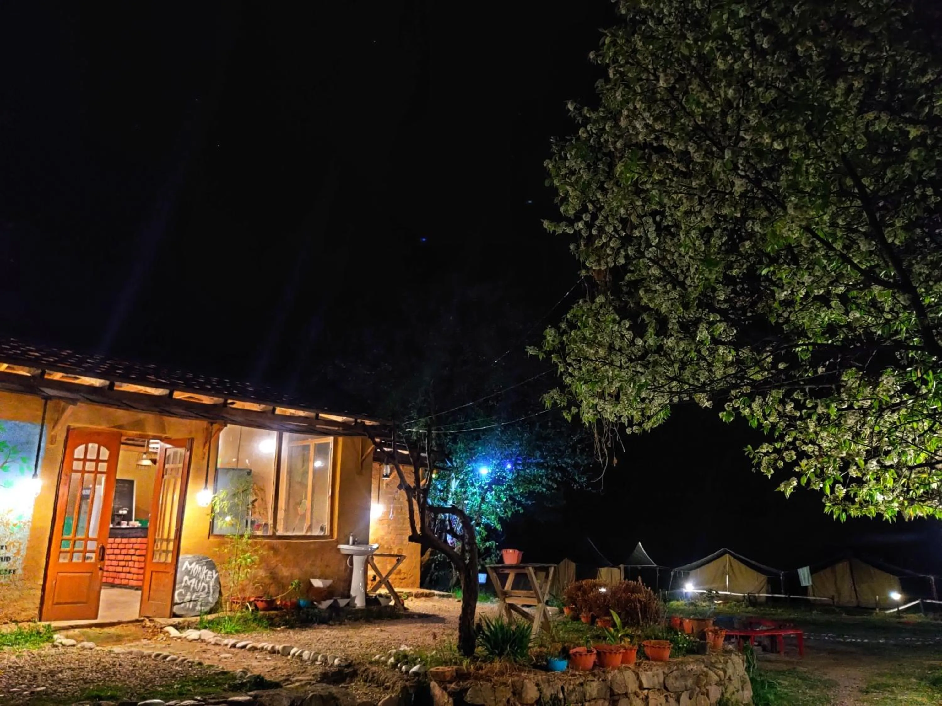 Property building in Monkey Mud House and Camps, Bir