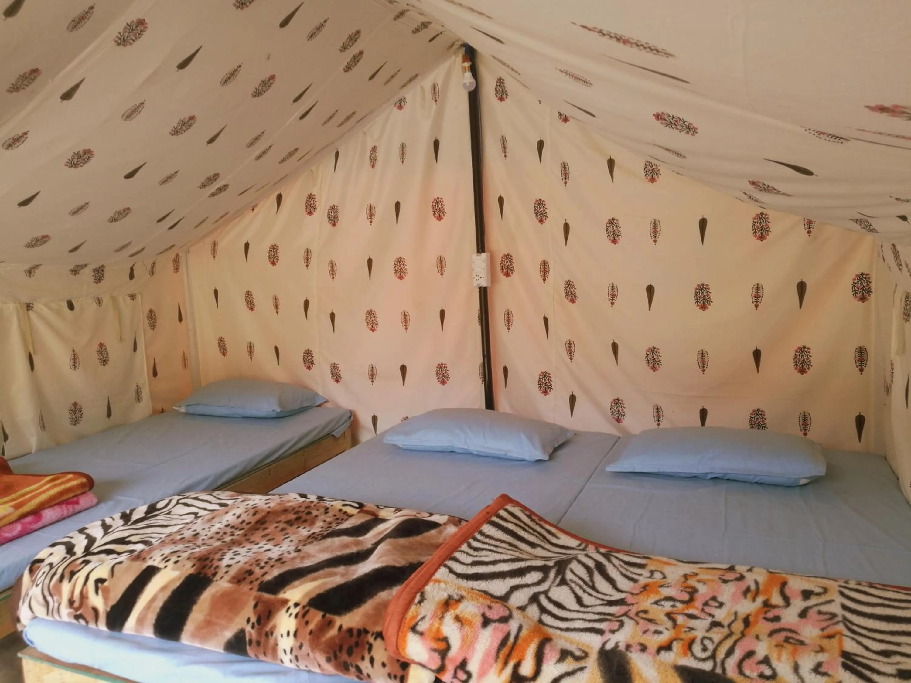 Bed in Monkey Mud House and Camps, Bir