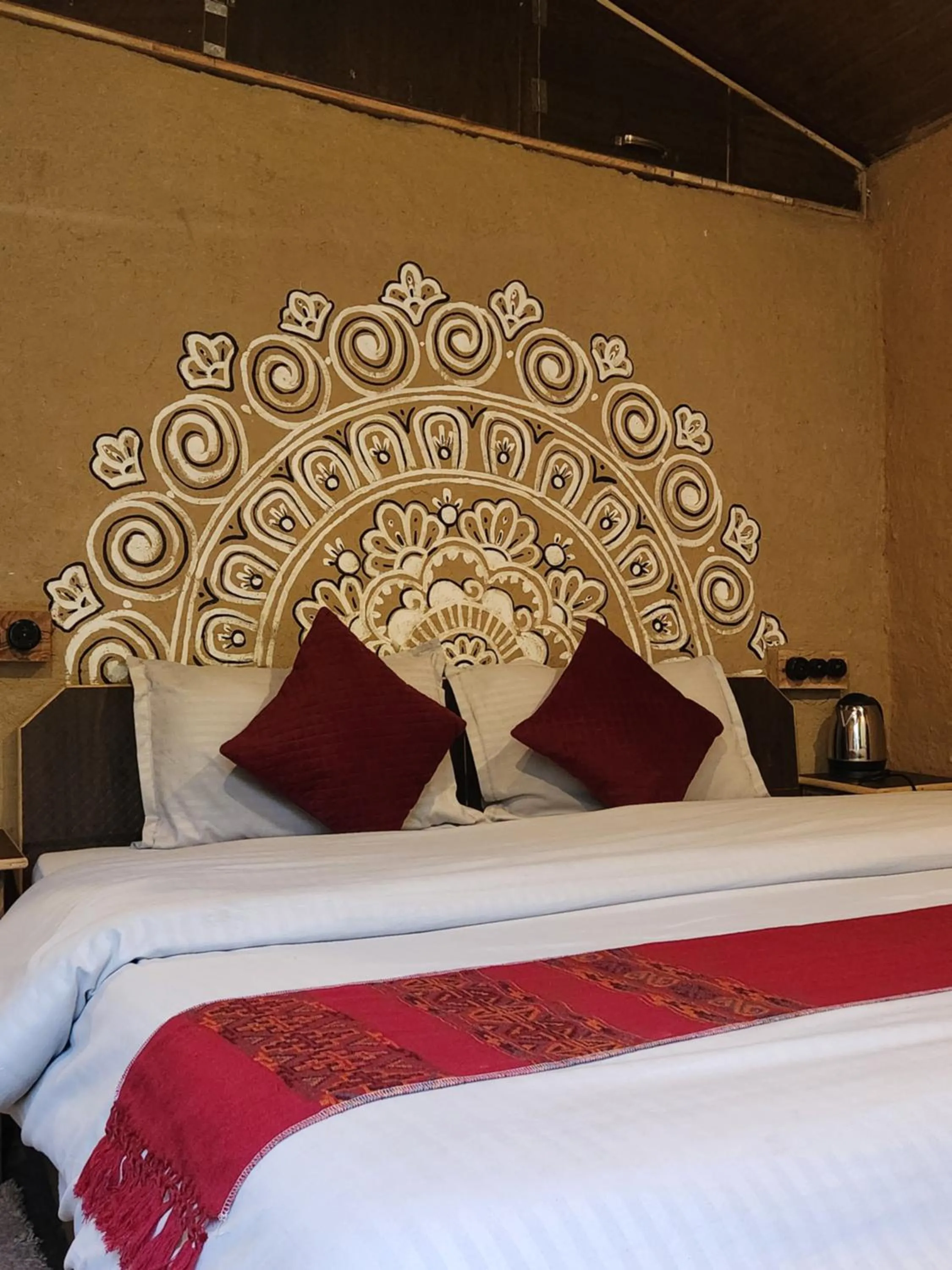 Bedroom, Bed in Monkey Mud House and Camps, Bir