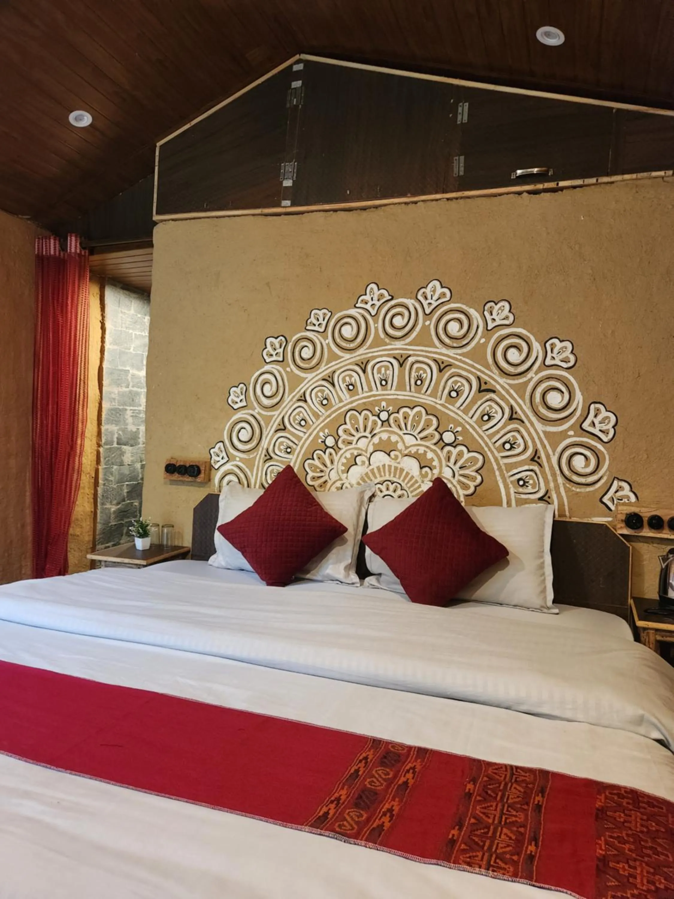 Bedroom, Bed in Monkey Mud House and Camps, Bir