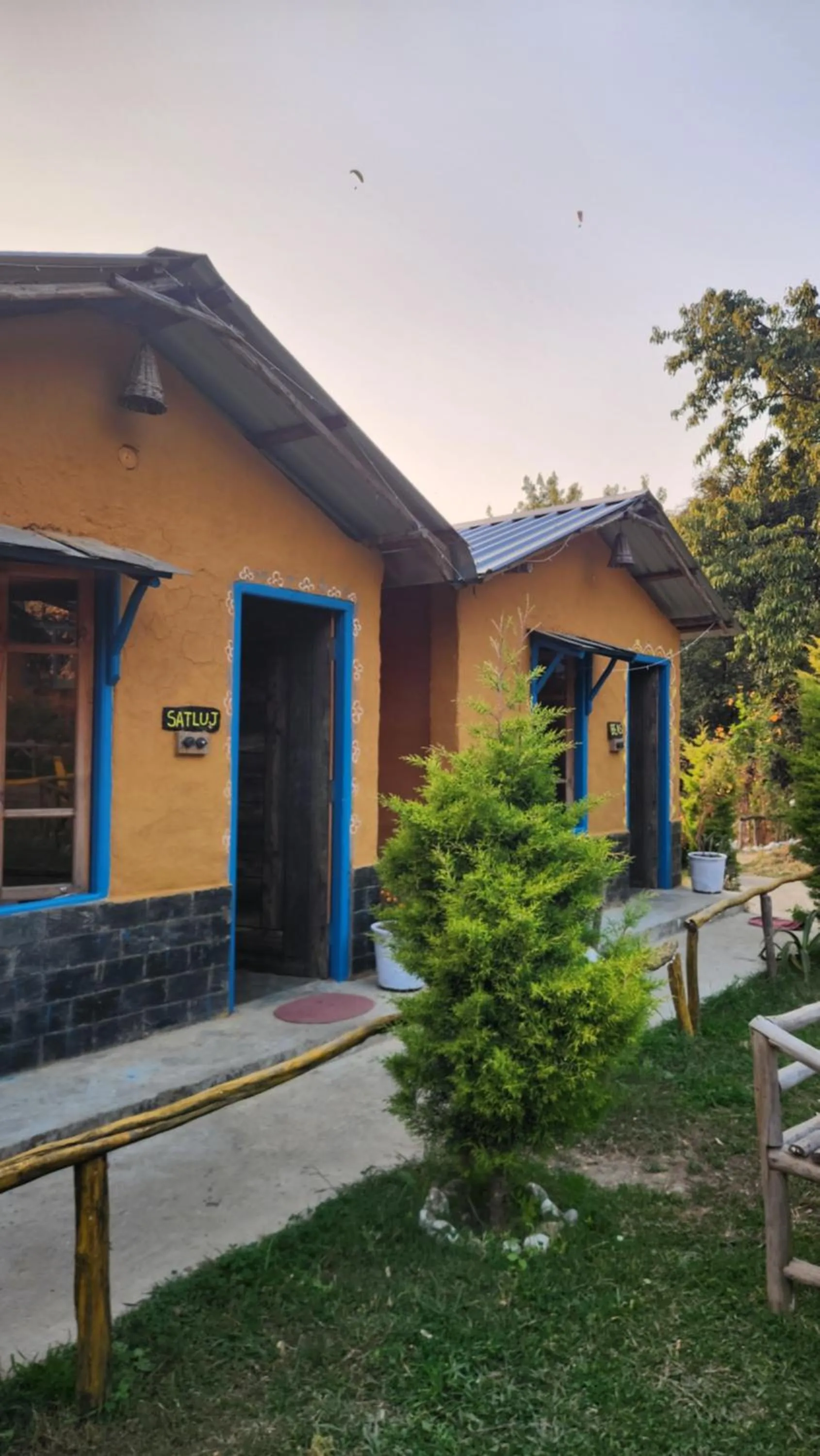 Property building in Monkey Mud House and Camps, Bir