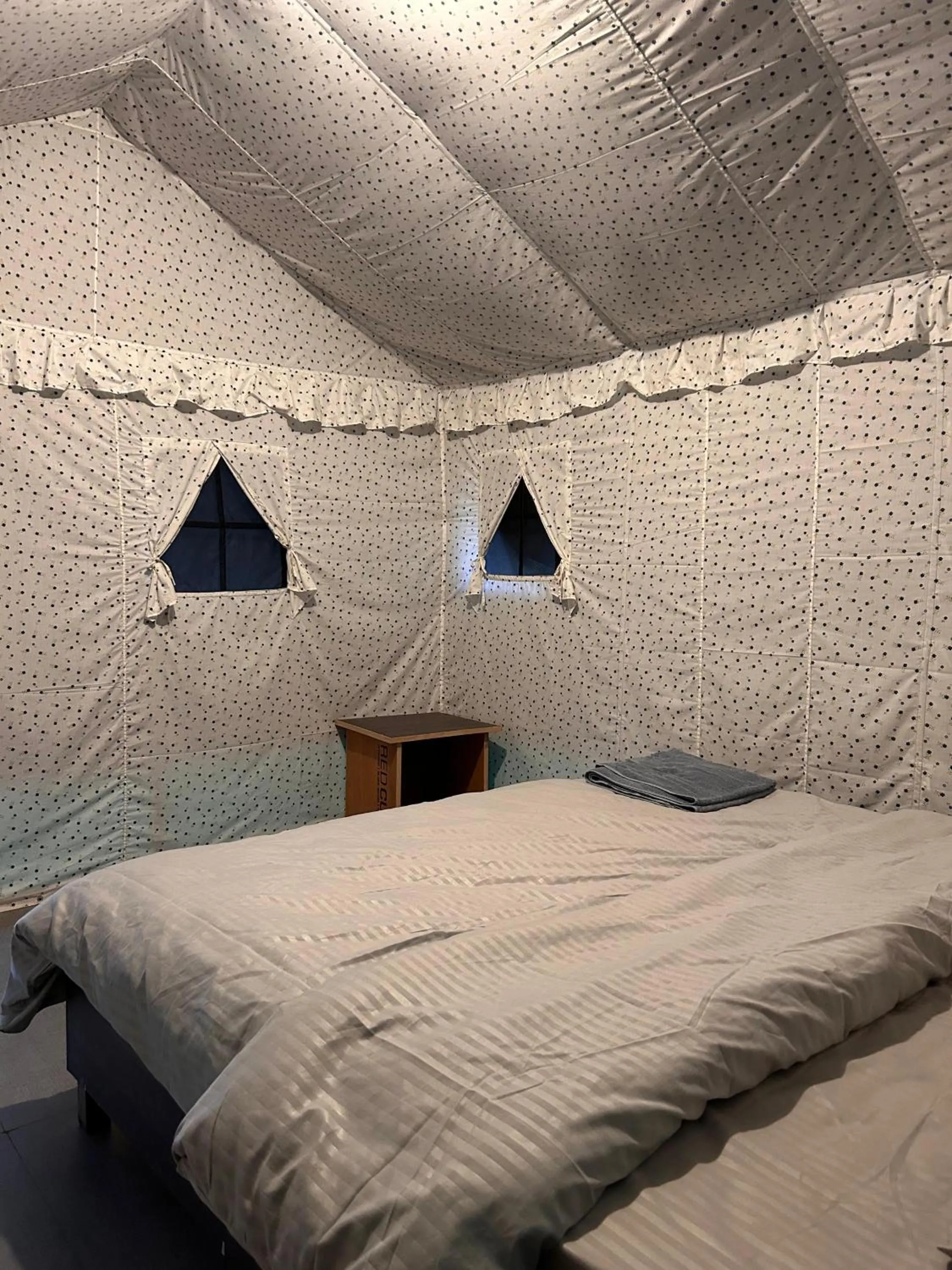 Bed in Monkey Mud House and Camps, Bir