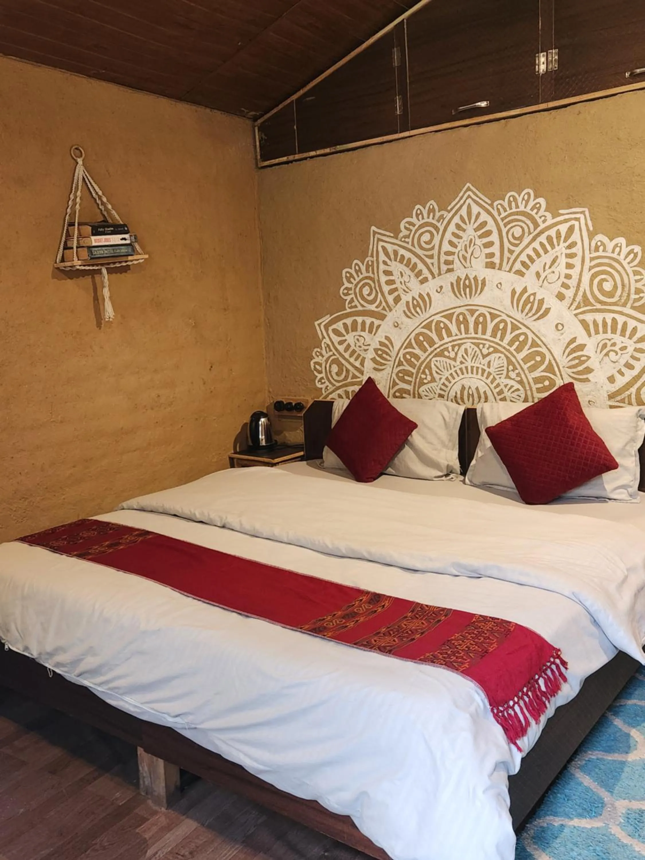 Bedroom, Bed in Monkey Mud House and Camps, Bir