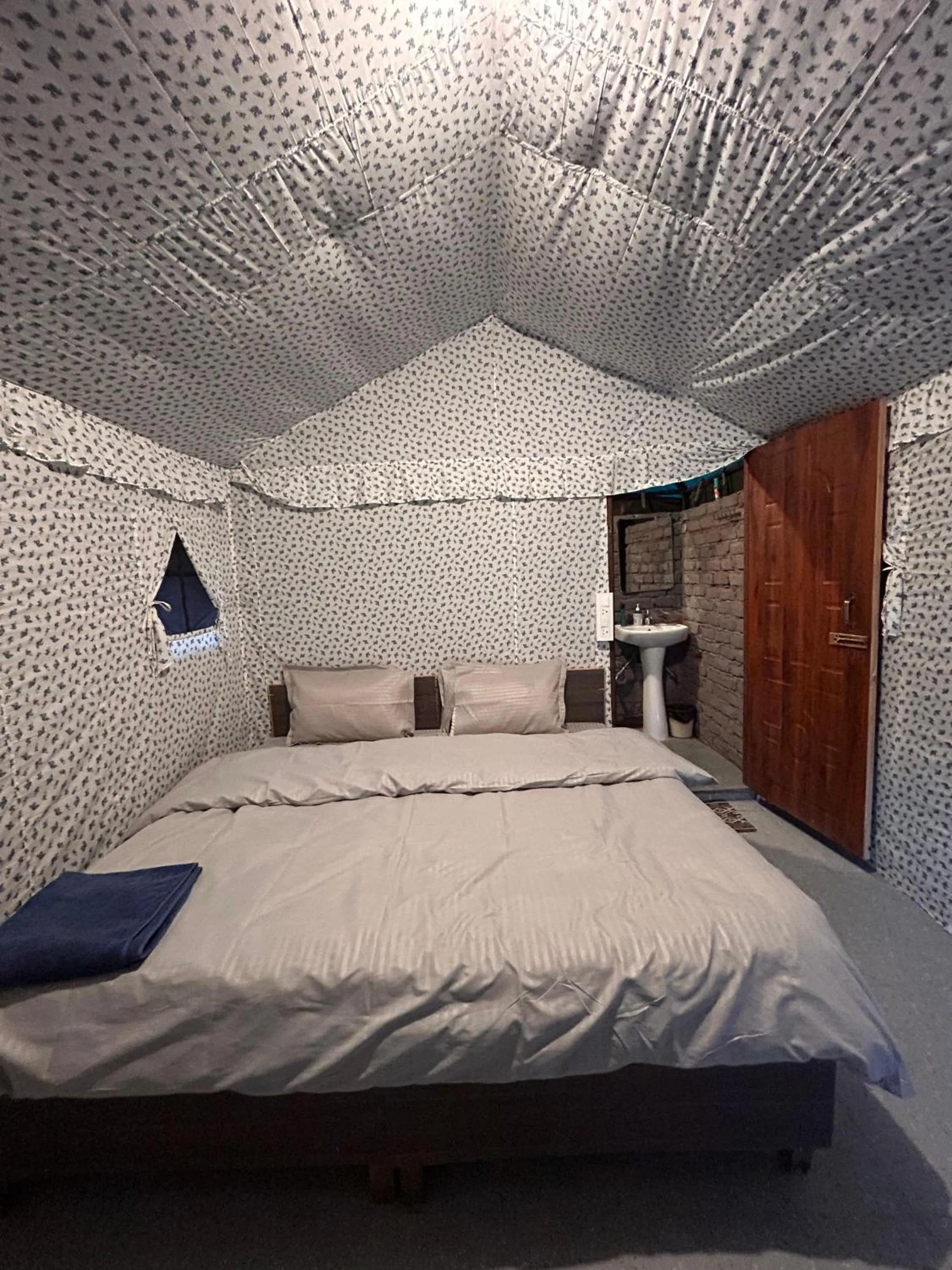 Bedroom, Bed in Monkey Mud House and Camps, Bir