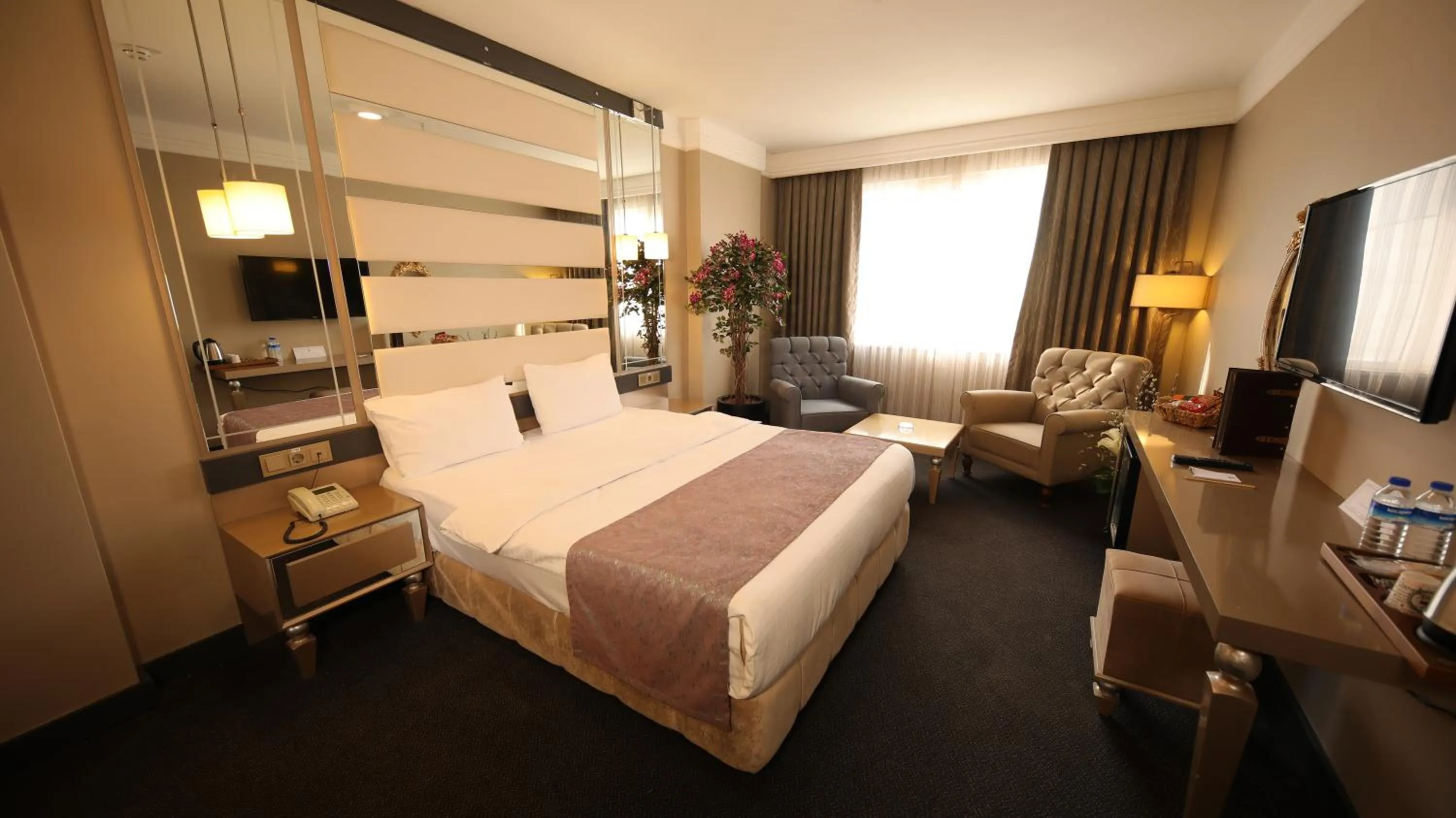 Photo of the whole room, Bed in Reform Hotel