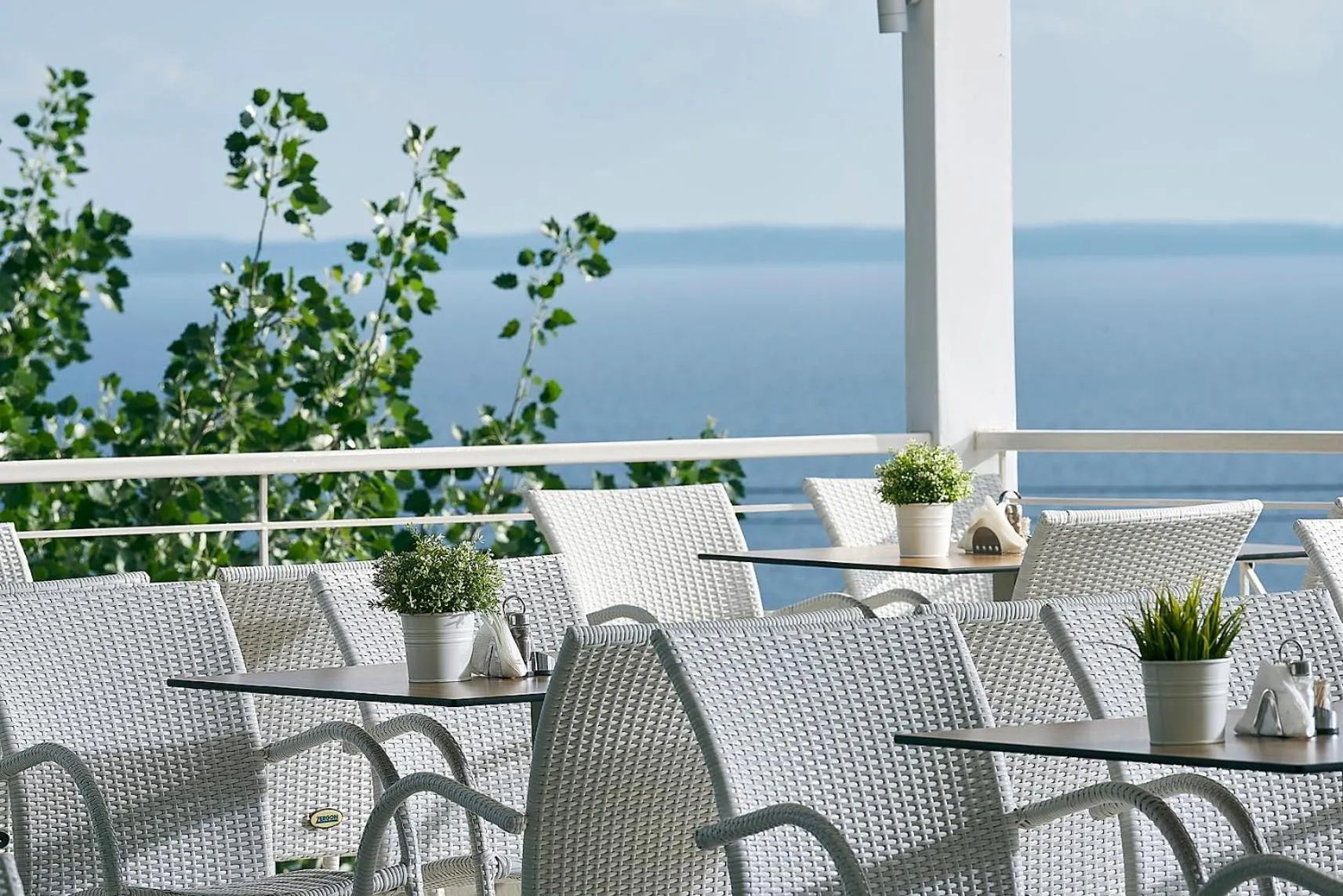 Restaurant/places to eat in Glavas Inn Hotel