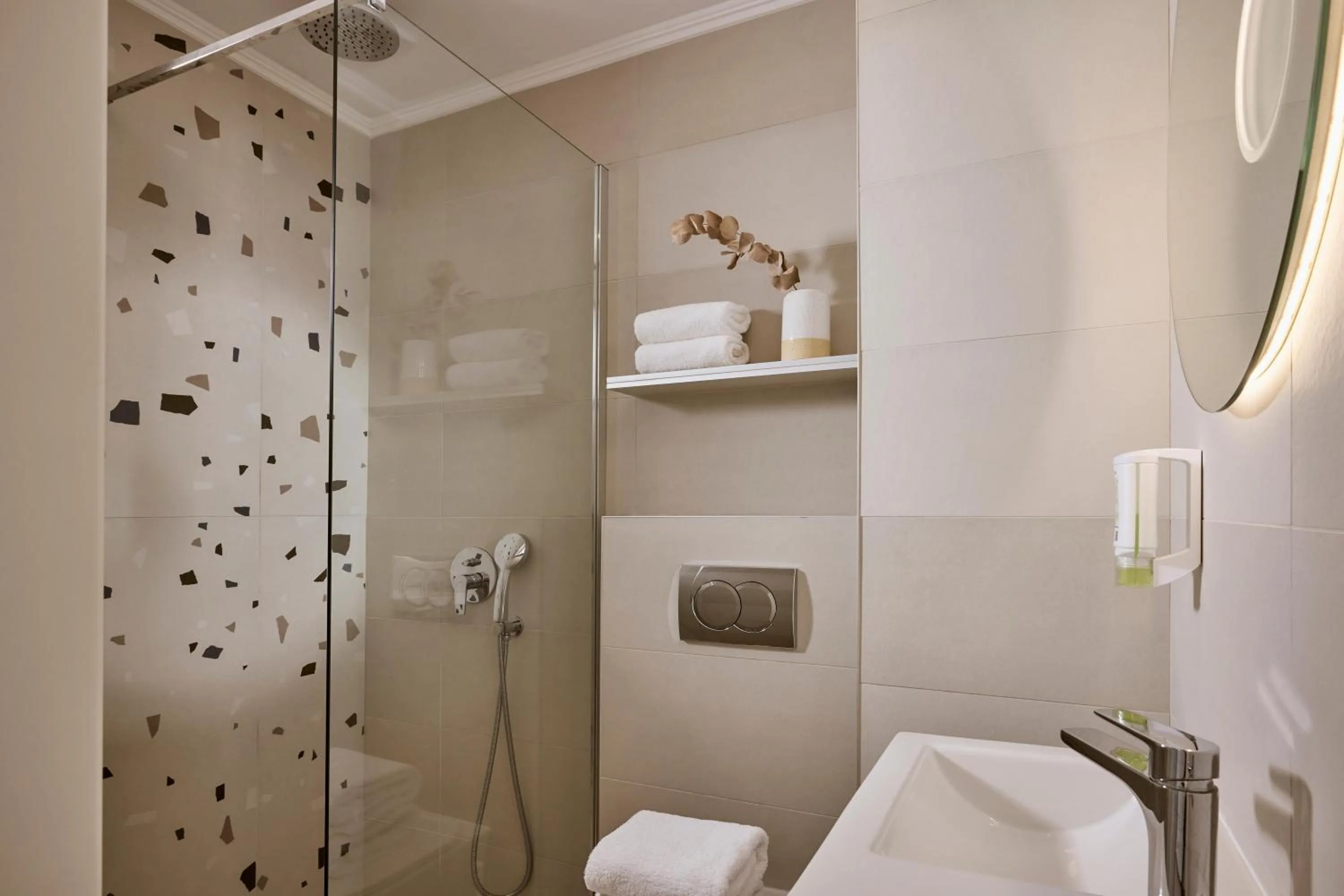 Shower in Glavas Inn Hotel