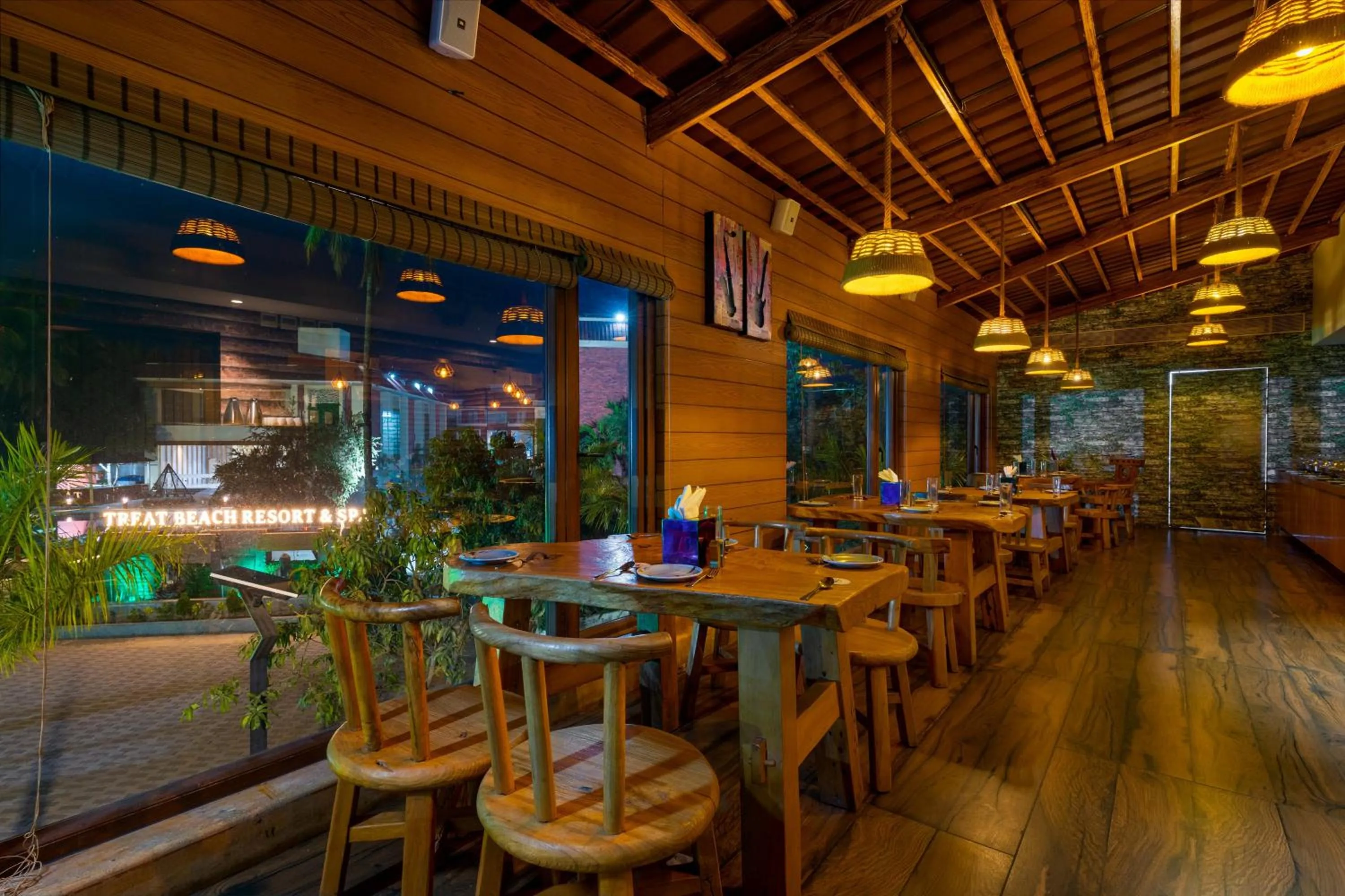Restaurant/places to eat in Treat Beach Resort