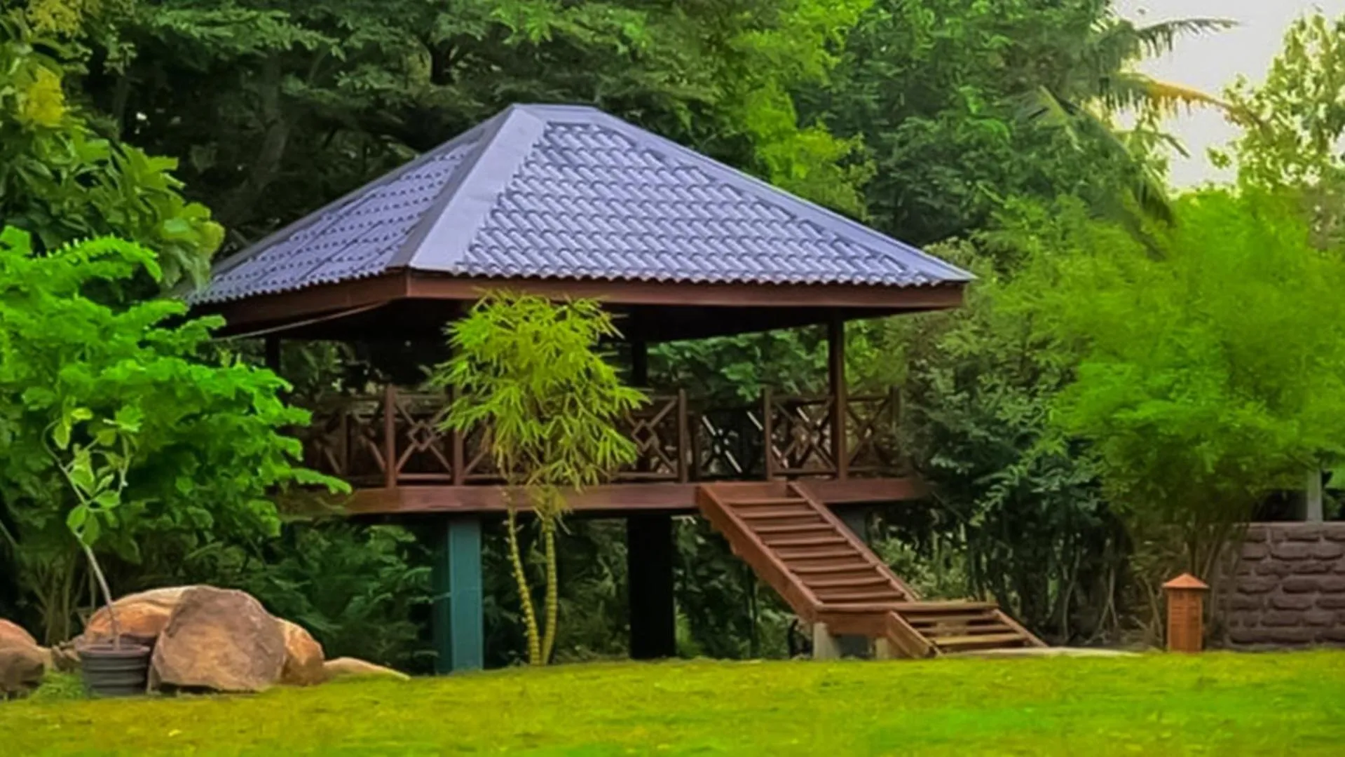 Restaurant/places to eat in Silver crown nature resort