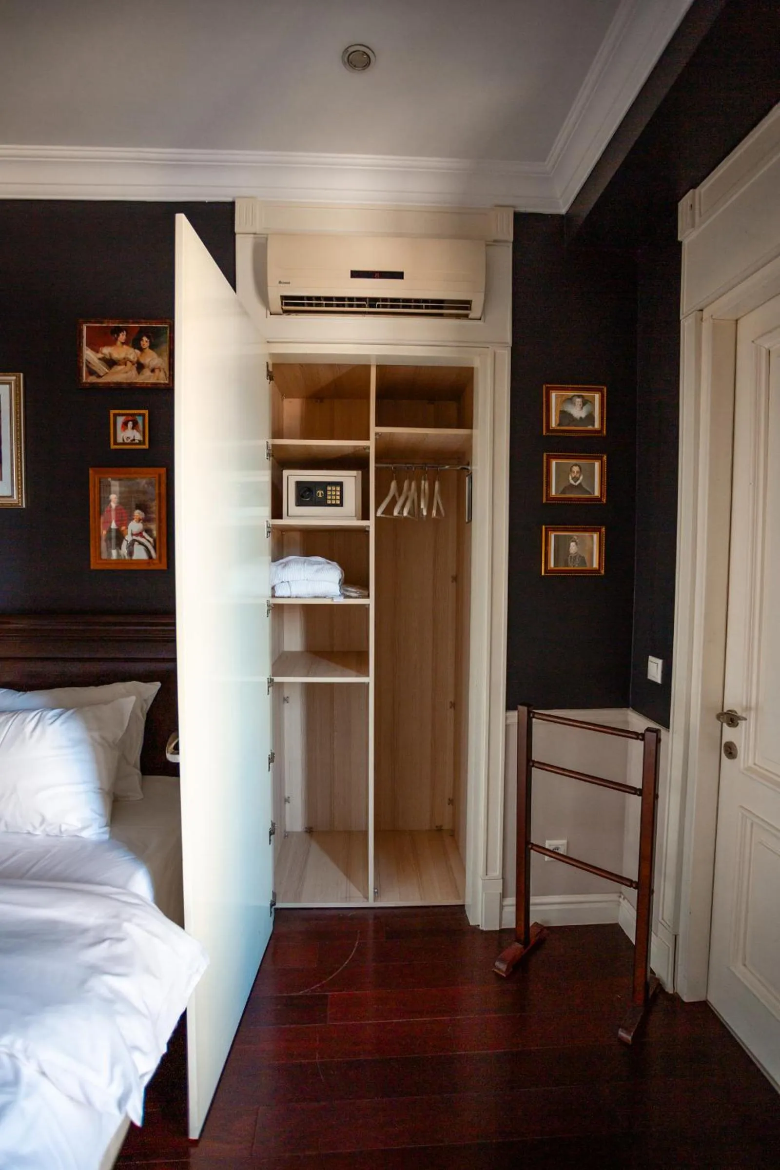 wardrobe, Bed in Piazza Boutique Hotel